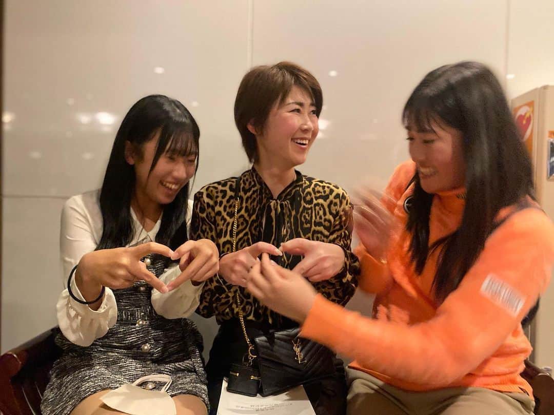 古閑美保のインスタグラム：「なんかハートの作り方にも色々あるみたいで教えてもらってできてると思うんですけど、中指は攣ってました、、、 教えてくれてありがとう🥺 @nanasuganuma_official  @mone173.golf」