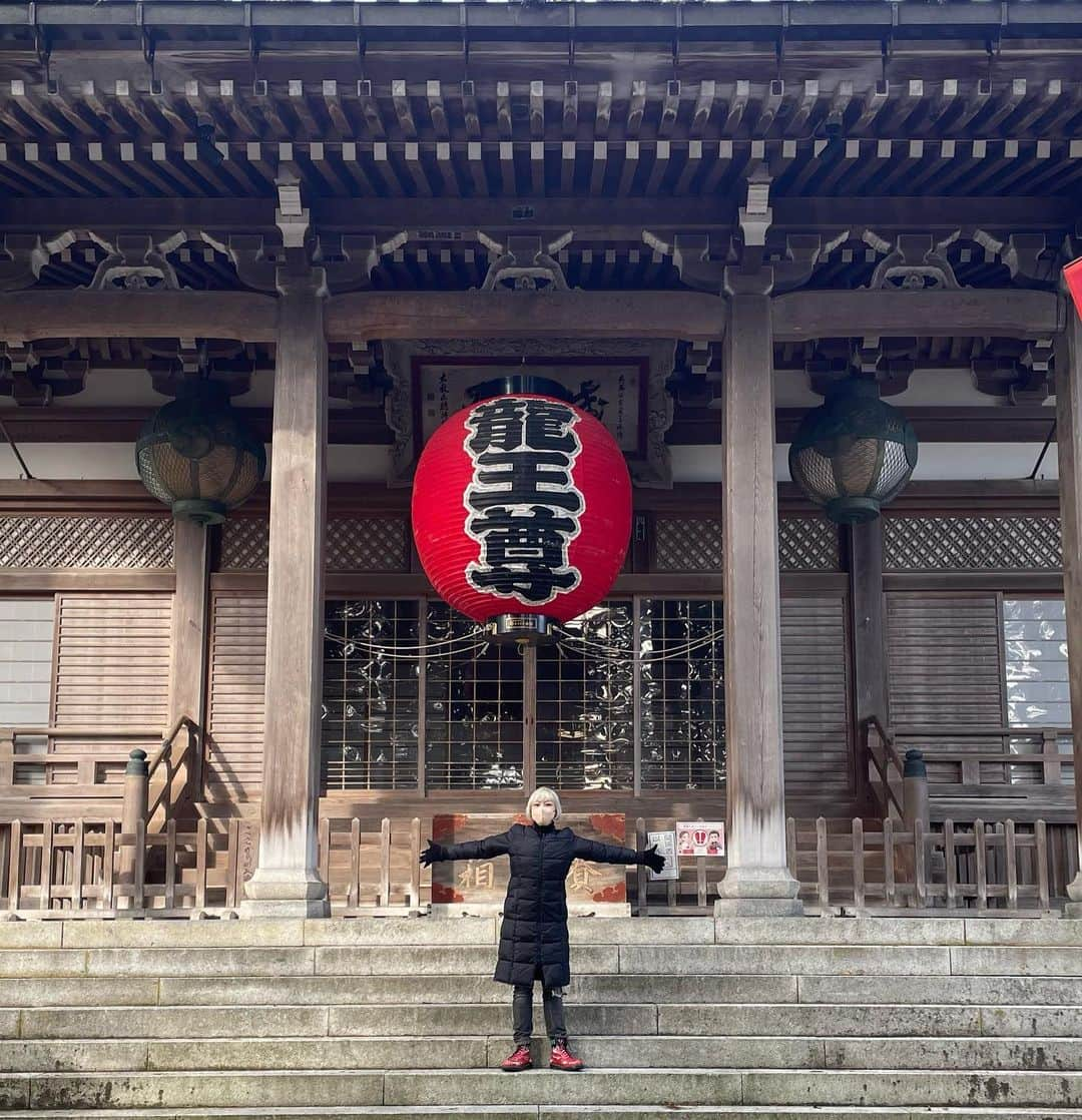 五十鈴ココのインスタグラム：「今年再び庄内の町へ🗻🦢🦊⛩ 温かく出迎えてくださった 大好きなファミリーの方々  この町はぽかぽかお天気の日も 雪が降り続ける日も 魅力的  庄内のお知り合いの方々や 道中道を訊ねた方 喫茶店で偶然お話しした方  皆様の喋り方が 歌っているみたいで優しくて温かくて 好きな言葉です  飛行機で帰るはずが まさかの雪で欠航❄️ー！ 夜行バスにしました😏💨  出発まで　どこか 地元の居酒屋さんで 最後までこの土地を 楽しみたいと思います😆  全く知らない土地を歩いていると、宝塚時代の全国ツアーの 移動日を思い出してワクワクする  日本は本当にミステリアスな国🇯🇵  —————————————————————————————  #山形#庄内#酒田#白狐山#光星寺 #善寶寺#羽黒山#出羽三山神社」