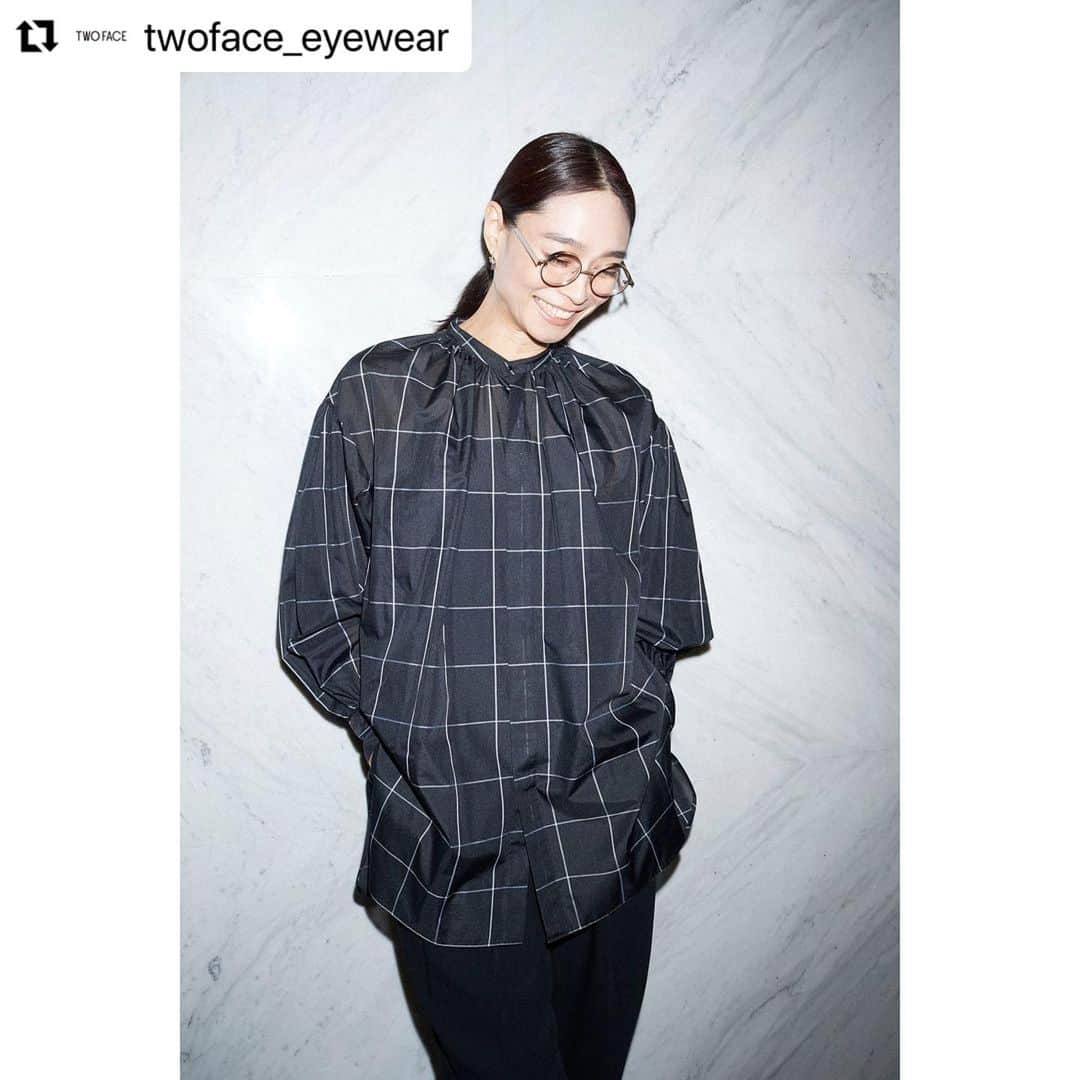 安宅葉奈さんのインスタグラム写真 - (安宅葉奈Instagram)「#Repost @twoface_eyewear with @use.repost ・・・ TWO FACE STYLES 016  安宅葉奈さん（モデル） @atakahana   ープロフィールー 大学時代に地元金沢でモデルデビュー。卒業後上京し、国内外問わずワールドワイドで活動する。現在は女性誌をはじめ大手企業の広告・CMやショーなど多くの媒体で活躍中。自分で着付けし着物で甘味屋巡り・茶道(裏千家)・和菓子作りを楽しむ。  ----------------------------------------------------  Q.ご自身を表す2つのキーワードを教えてください。  キーワード1 / モデル 13年続けているお仕事。いろんな方達と出会い、いろんな場所へ行き、いろんな経験をさせていただいてます。今後も素敵なご縁がたくさんありますように!  キーワード2 / ネイリスト モデルのお仕事と両立しています。ネイルが大好き。プライベートネイルサロンを開くことが、近い将来の目標です!  ----------------------------------------------------  MODEL / TF_R2 Clear lens  COLOR / Front : Brown, Side : Silver  SPEC / Size : 44□21-151 Material : Titanium + β Titanium  ----------------------------------------------------  #assembledisassemble #twoface #twofacestyles #eyewear #optical #glasses #sunglasses #frames #kigi #design #graphicdesign #productdesign #allisgraphics #fashion #キギ #植原亮輔 #渡邉良重」12月19日 18時34分 - atakahana