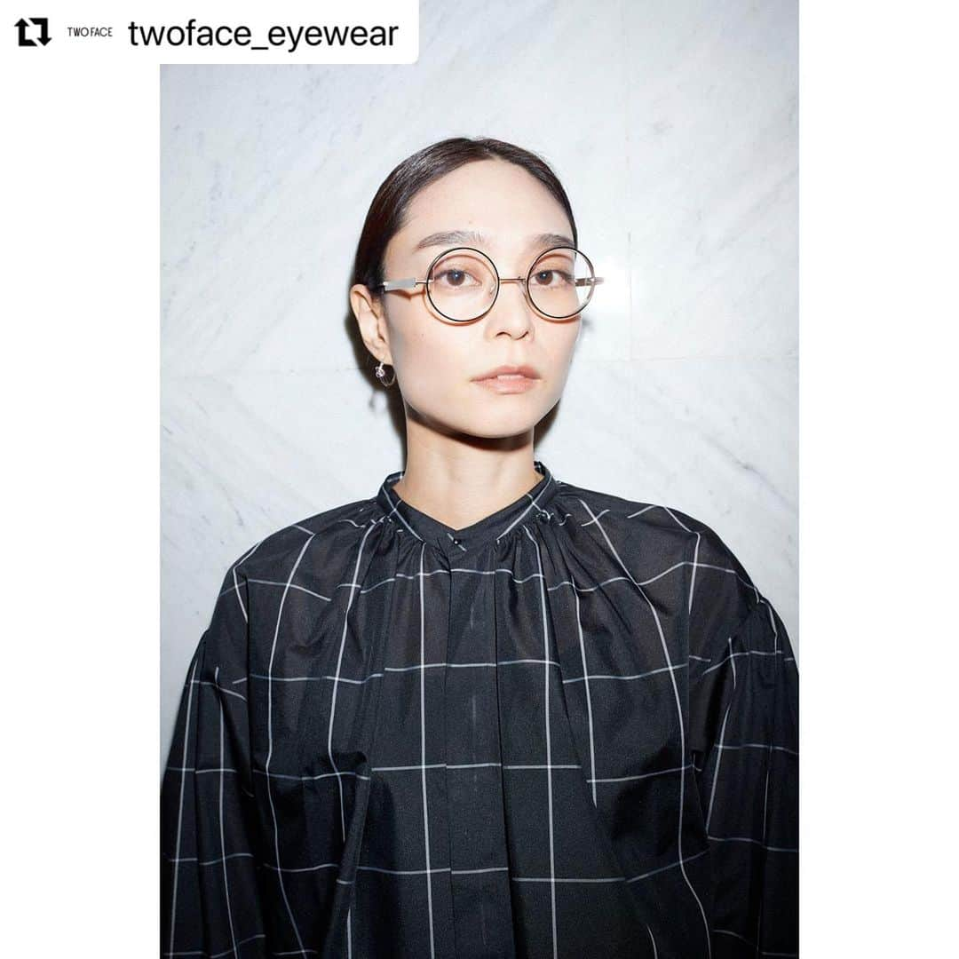 安宅葉奈のインスタグラム：「#Repost @twoface_eyewear with @use.repost ・・・ TWO FACE STYLES 016  安宅葉奈さん（モデル） @atakahana   ープロフィールー 大学時代に地元金沢でモデルデビュー。卒業後上京し、国内外問わずワールドワイドで活動する。現在は女性誌をはじめ大手企業の広告・CMやショーなど多くの媒体で活躍中。自分で着付けし着物で甘味屋巡り・茶道(裏千家)・和菓子作りを楽しむ。  ----------------------------------------------------  Q.ご自身を表す2つのキーワードを教えてください。  キーワード1 / モデル 13年続けているお仕事。いろんな方達と出会い、いろんな場所へ行き、いろんな経験をさせていただいてます。今後も素敵なご縁がたくさんありますように!  キーワード2 / ネイリスト モデルのお仕事と両立しています。ネイルが大好き。プライベートネイルサロンを開くことが、近い将来の目標です!  ----------------------------------------------------  MODEL / TF_R2 Clear lens  COLOR / Front : Brown, Side : Silver  SPEC / Size : 44□21-151 Material : Titanium + β Titanium  ----------------------------------------------------  #assembledisassemble #twoface #twofacestyles #eyewear #optical #glasses #sunglasses #frames #kigi #design #graphicdesign #productdesign #allisgraphics #fashion #キギ #植原亮輔 #渡邉良重」