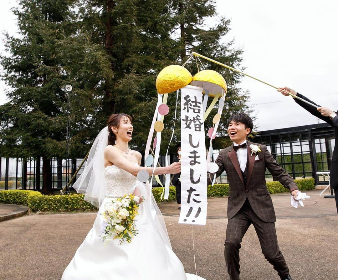 富山結婚式 ヴィラグランディス富山のインスタグラム：「， ，　 ， 大階段でのフラワーシャワーの後は ， お手製のくす玉をパッカーン🎊💗 ， ， 新郎新婦からのサプライズ🥳 ， ， ゲストの皆様にサプライズしたい！ みんなと笑顔で楽しめる結婚式がしたい！ ， そうご希望されていた新郎新婦様らしい ふたりらしいおもしろい結婚式に💐 ， ， *･゜ﾟ･*:.｡..｡.:*･'･*:.｡. .｡.:*･゜ﾟ･* *･゜ﾟ･*:.｡..｡.:*･'･*:.｡. .｡.:*･゜ﾟ･* ご結婚式をお考えの方はぜひブライダルフェアへのご参加もお待ちしております♬ *･゜ﾟ･*:.｡..｡.:*･'･*:.｡. .｡.:*･゜ﾟ･* *･゜ﾟ･*:.｡..｡.:*･'･*:.｡. .｡.:*･゜ﾟ･* ， ， ， ， ， ， ， ， ， ， ， ， ， ， ， ， #ヴィラグランディス富山 他の写真も気になる方はプロフィールから 公式HPもご覧ください▶︎▶︎▶︎」