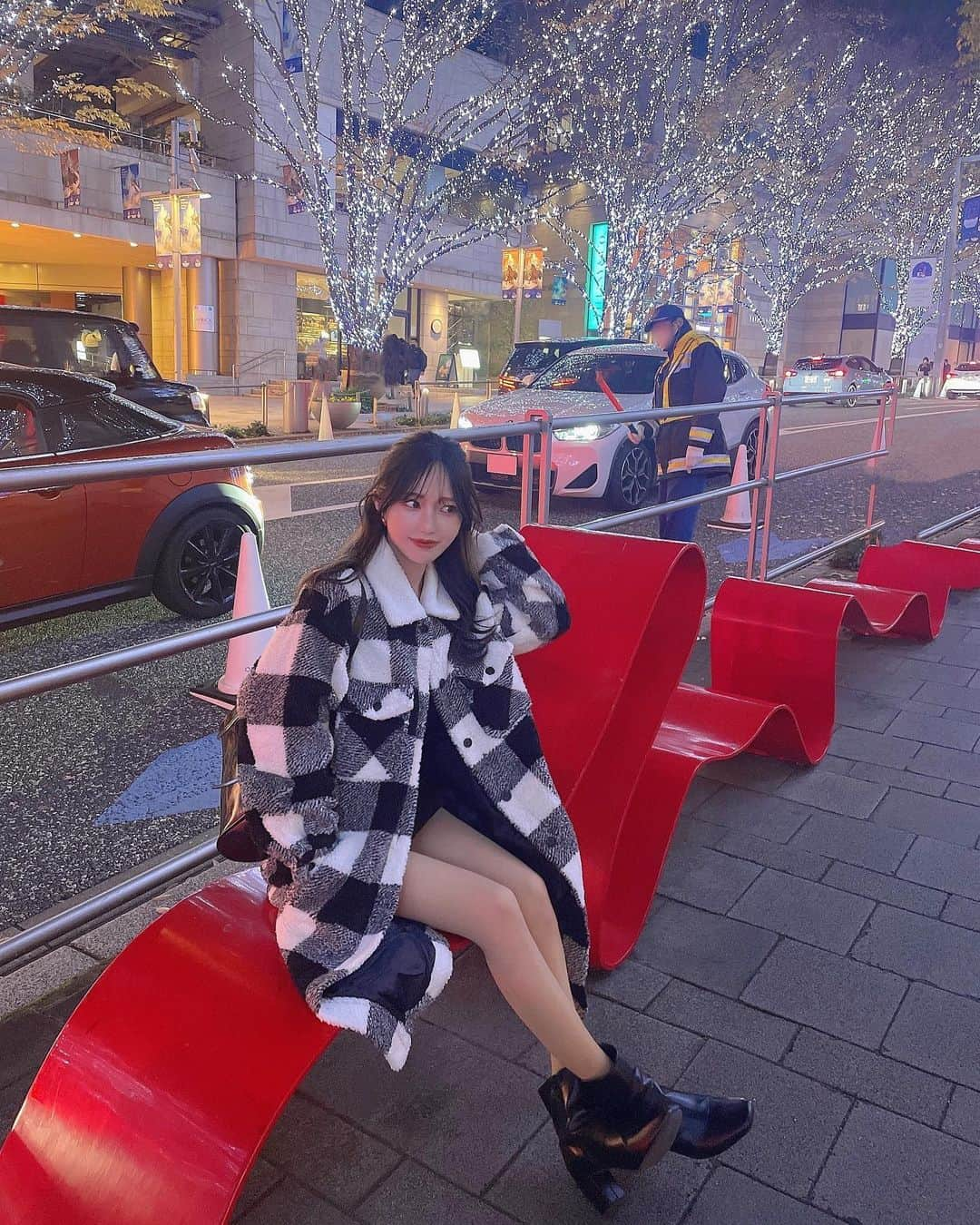 相楽優佳のインスタグラム：「📍けやき坂 今年は色んなイルミネーション見に行けて嬉しい✨  近くのクリスマスマーケットも寄ってみたけど 入場規制で入れませんでした🤷🏼🫧 ⁡ 前髪つくって黒髪にしてイヤリングカラー 入れてみたんだけど、どうですか、、🥹？笑 cut&color : @mizucut  ______ #けやき坂イルミネーション #イルミネーション #六本木 #けやき坂 #冬コーデ #冬コート #ロングコート #ギンガムチェック #ハーフアップ #クリスマスマーケット #インナーカラー #イヤリングカラー #暗髪 #冬カラー #シースルーバング #シースルー前髪 #2way前髪 #2wayバング #韓国ヘア #韓国風ヘア #グレーマスク」