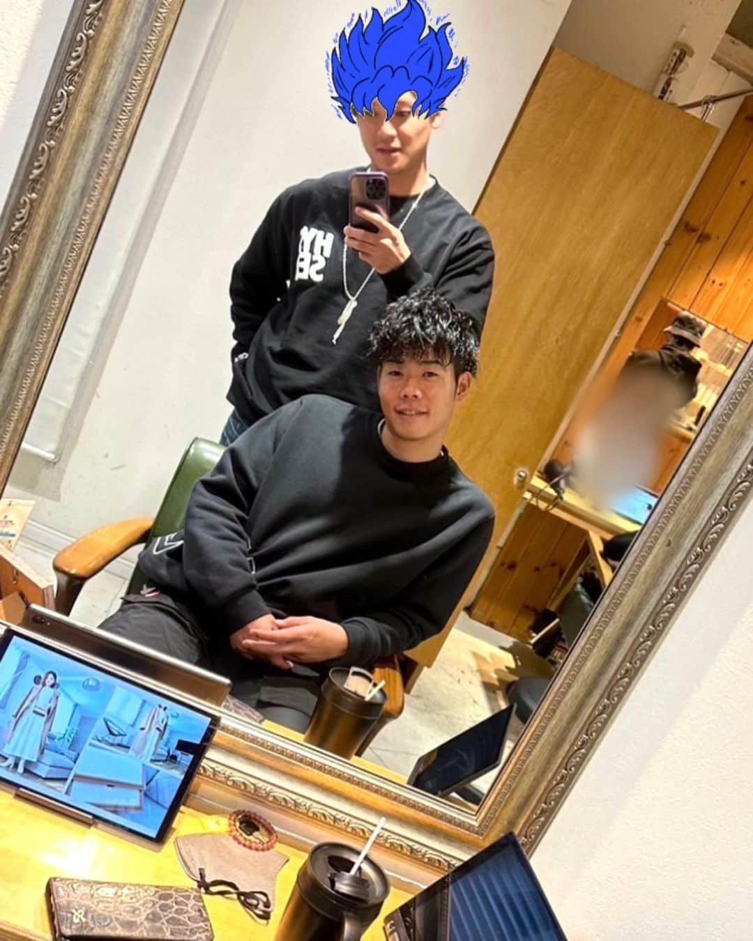 松原聖弥さんのインスタグラム写真 - (松原聖弥Instagram)「石川慎吾プロデュース💇‍♂️ 一生髪型一緒やからって言われて慎吾さんに全任せしました笑  #石川慎吾 #慎吾さんの髪型は #カミングスーンらしい #慎吾さんに初めて褒められた日 #慎吾さんほどイキって写真撮られへん #そんなんできひんやん普通  #慎吾半端ないって #こーゆー写真1番苦手な #松原です」12月19日 18時47分 - m_seiya59