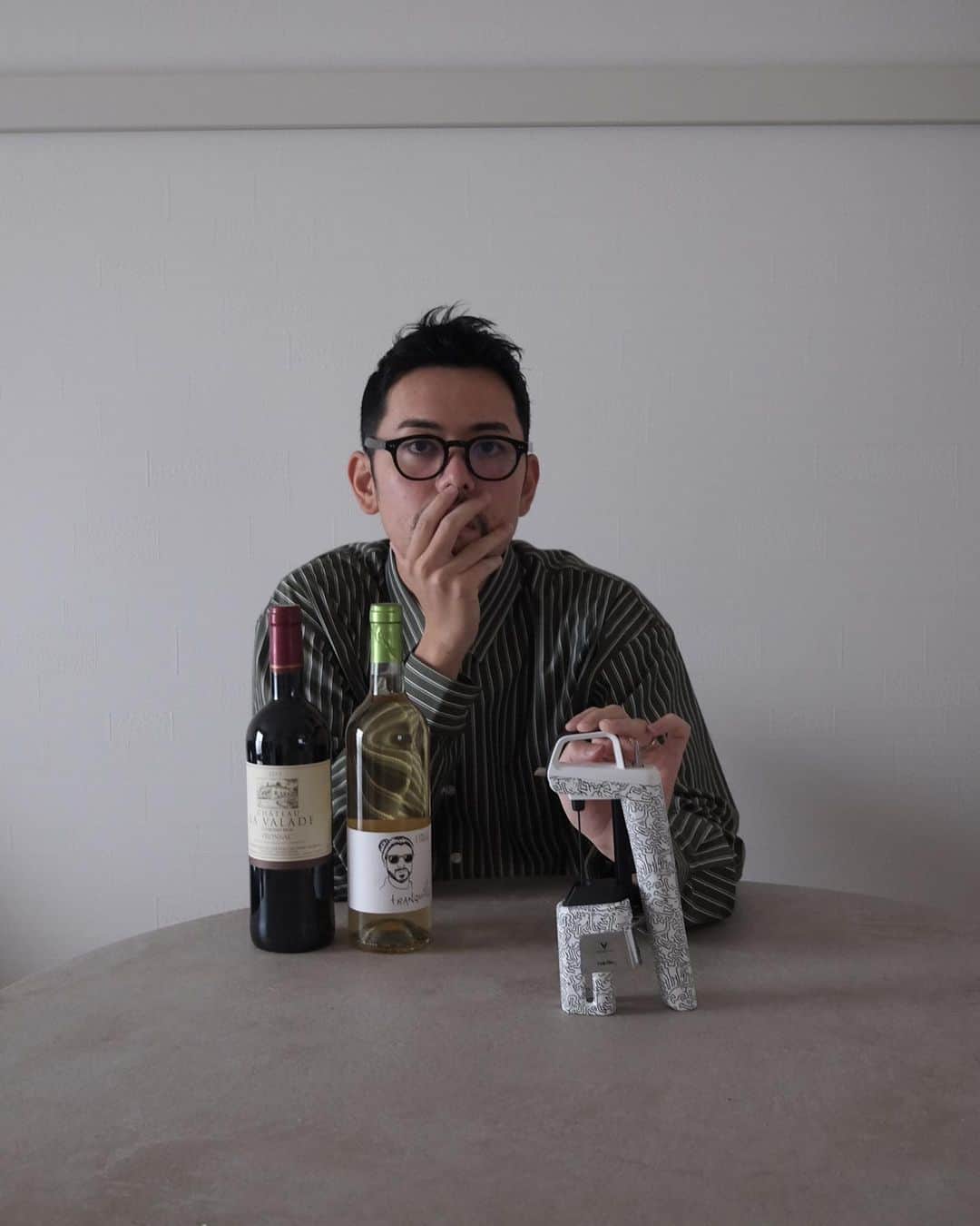 のインスタグラム：「ワインはコルクを抜かないと飲めない、そんな風に考えていた時期が俺にもありました。  この革新的なプロダクト "CORAVIN" があれば、コルクを抜かずにワインが飲めるって知ってた？  ワインボトルに薄型医療グレードの針を刺すことでコルクを抜かずにワインが注げて、針を抜くとコルクの穴は自然に封止され元通りになる。  やばくねえか？  つまり "CORAVIN" があれば、酸化を気にせず、好きな時に好きな量だけワインを楽しむことができるってこと。  酒弱すぎてちびちびしか飲めない俺の救世主。  ちなみに写っているのは言わずと知れたキース・ヘリングをフィーチャーした初のアーティストエディション、公式オンラインショップのみで「日本50個限定」販売らしい。   #CRAVIN #CoravinxKeithHaring #ExplorebythePour #コラヴァン #コラヴァンキースへリング #coravin」