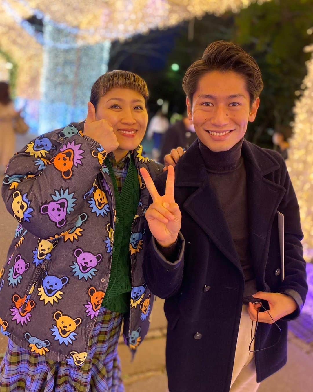 須藤駿介のインスタグラム：「. 明日はなでしこスタイル！！ 御殿場時之栖でスタンプラリーにチャレンジしました！😎  クリスマスに嬉しい視聴者プレゼント！！ もあるんですが・・・ 我々がスタンプラリーをクリアしなければ プレゼントできないというルールもがありました😫 果たして皆様にプレゼントを贈る事が出来るのか！？🫡🎁  またサッカー施設も充実する時之栖ですが 桂里奈さんはなでしこJAPAN時代に何度も合宿で来て 吐くほど苦しい練習をしたそうです⚽️ (2枚目アナザースカイ風)  懐かしさを感じつつも 新しくなった時之栖で桂里奈さんも大はしゃぎでした！😊  明日のまるごと 是非ご覧ください！ . #なでしこスタイル #丸山桂里奈　さん #まるごと #御殿場高原時之栖  #スタンプラリー  4枚目の写真は最後の締めコメントを考えている最中。 レアショットです！📸」