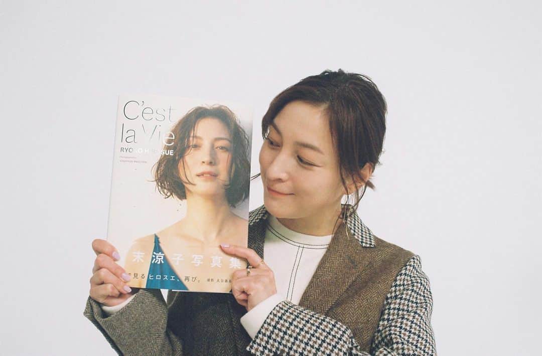 のインスタグラム：「. 本日より 広末涼子写真集「C’est la Vie」特別写真展を開催されます！ 詳しくはストーリーズに載せてます🫰🏻 遠くて行けないよ！という方すみません！ 設営の様子を載せているので 雰囲気だけでも楽しんでください🙏  できあがった写真集と初対面したヒロスエ 愛おしそうでした☺️  #みなさまも #大切にしてもらえると嬉しいです #おふヒロスエ #cestlavie」