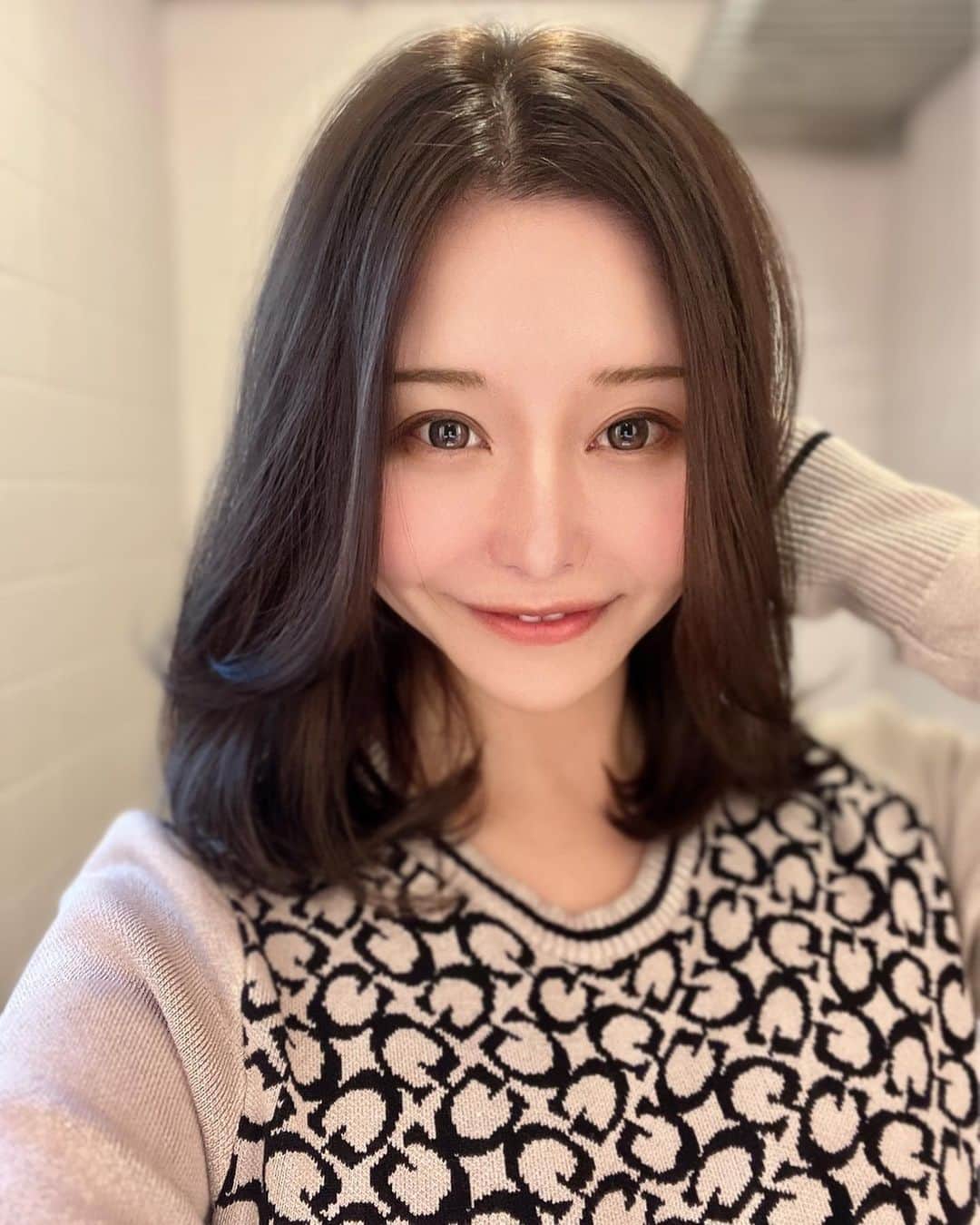 利咲のインスタグラム：「冬らしくヘアカラーをダークトーンにしてヘアカットもしました🤎 10cmくらい切ったかな？ newヘアいかがでしょう〜？  press.salonさん、ありがとうございます✨ いつも希望を伝えるだけでイメージ通りのカラーに仕上がって素晴らしいです☺こちらのラボトリートメントもすごく良いのですよ〜💇‍♀️  気付いたらもう12月！師走です☃️ 街中のイルミネーションを見ると年末感を感じます🎄 これからもっと気温も寒くなってきてとんどん冬めいてくるのでしょう❄️ みなさま身体はどうぞご自愛くださいね🧣  なんと今月はみなさまに大きなご報告をするかもしれません😇 楽しみに待っていて下さいね🌟 乞うご期待でございます！  @press.nabe @press.yuiituka  #ヘアカラー #presssalon #omotesando #harajuku #ラボトリートメント #表参道 #hairsalon」