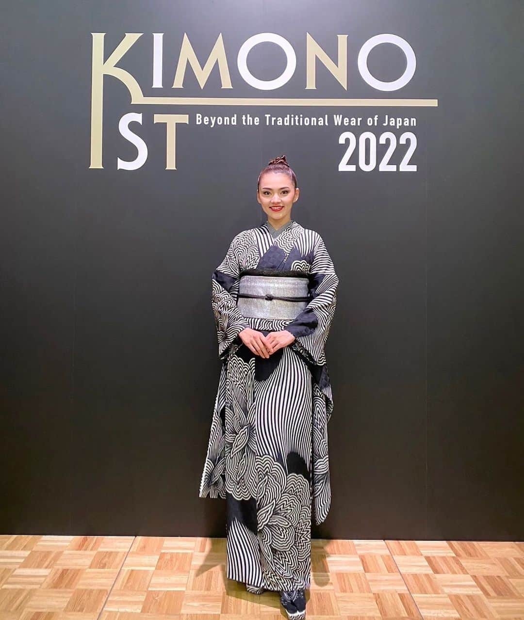 高原愛さんのインスタグラム写真 - (高原愛Instagram)「👘KIMONOIST 2022👘 JOTARO SAITO の振袖を着させていただきました☺️ステキな着物、クールに女性らしく❣️日本人に生まれてよかったと思います😚😚💓  #kimonoist#kimono#JOTAROSAITO#kimonostyle#kimonofashion#calture#japaneseculture#japanesefashion#trend#trendy#kimonogirl#着物#振袖#きもの#きものコーディネート#きもの女子#着物ヘア#着物コーディネート#着物女子#着物モデル#ブライダル#ブライダルヘアメイク#ファッションモデル#モデル#ランウェイ#ランウェイモデル#👘」12月19日 19時36分 - ai_takahara_ai