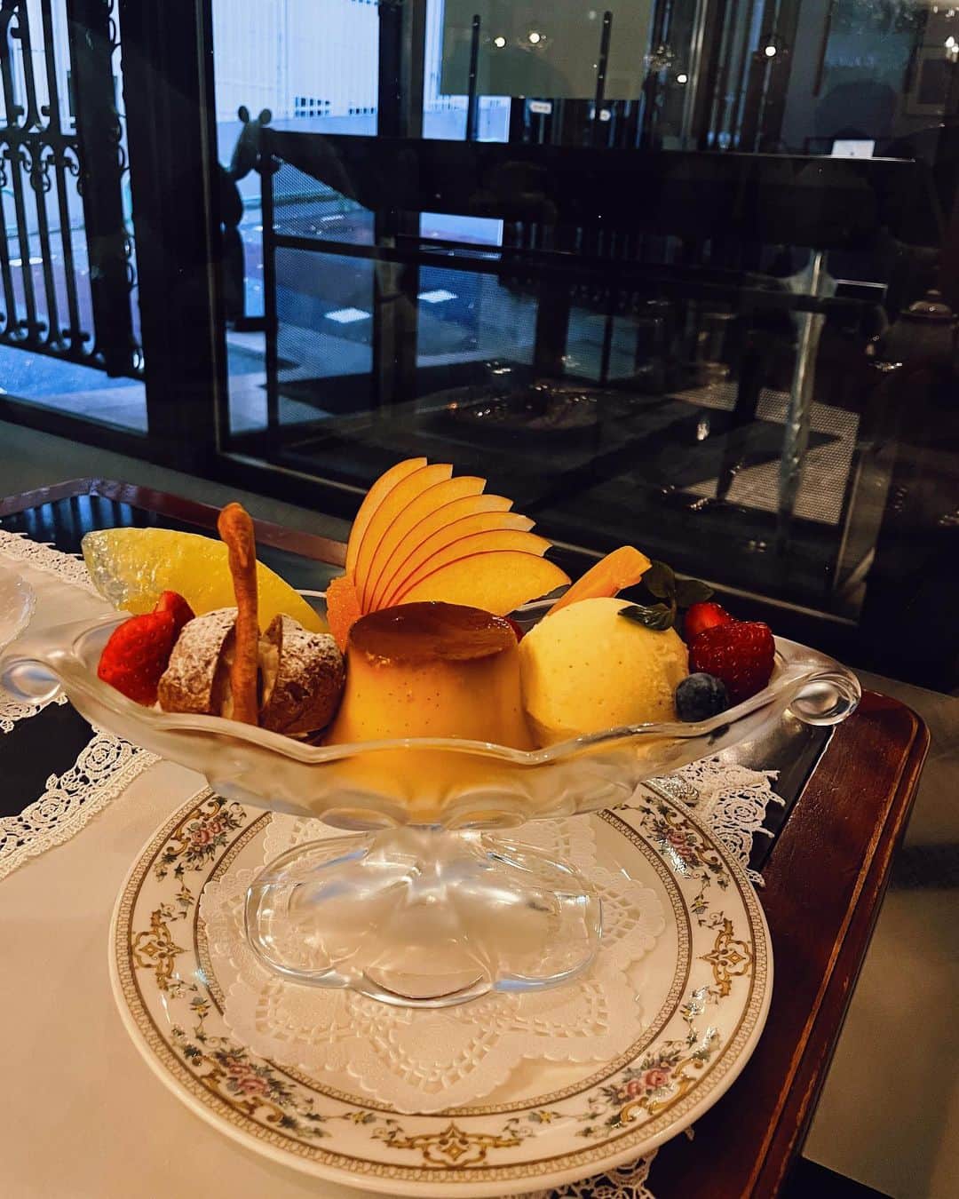 わちみなみのインスタグラム：「いつ行ってものんびりしてて大好き @yamanouehotel   プリン本当に美味しいから食べてみて🍮  #山の上ホテル #coffeeparlorhilltop」
