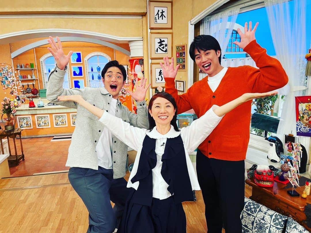 松居直美さんのインスタグラム写真 - (松居直美Instagram)「事務所の可愛い可愛い、全く欲の無い後輩2人と♪  落語家の三遊亭遊子ちゃんと  柳谷参助君と。  柳谷参助君は俳優さんで、落語家さんではありません♪  2人とも。  本当にどうもありがとう🕊✨   #三遊亭遊子  #柳谷参助」12月19日 19時41分 - naomimatsui.official