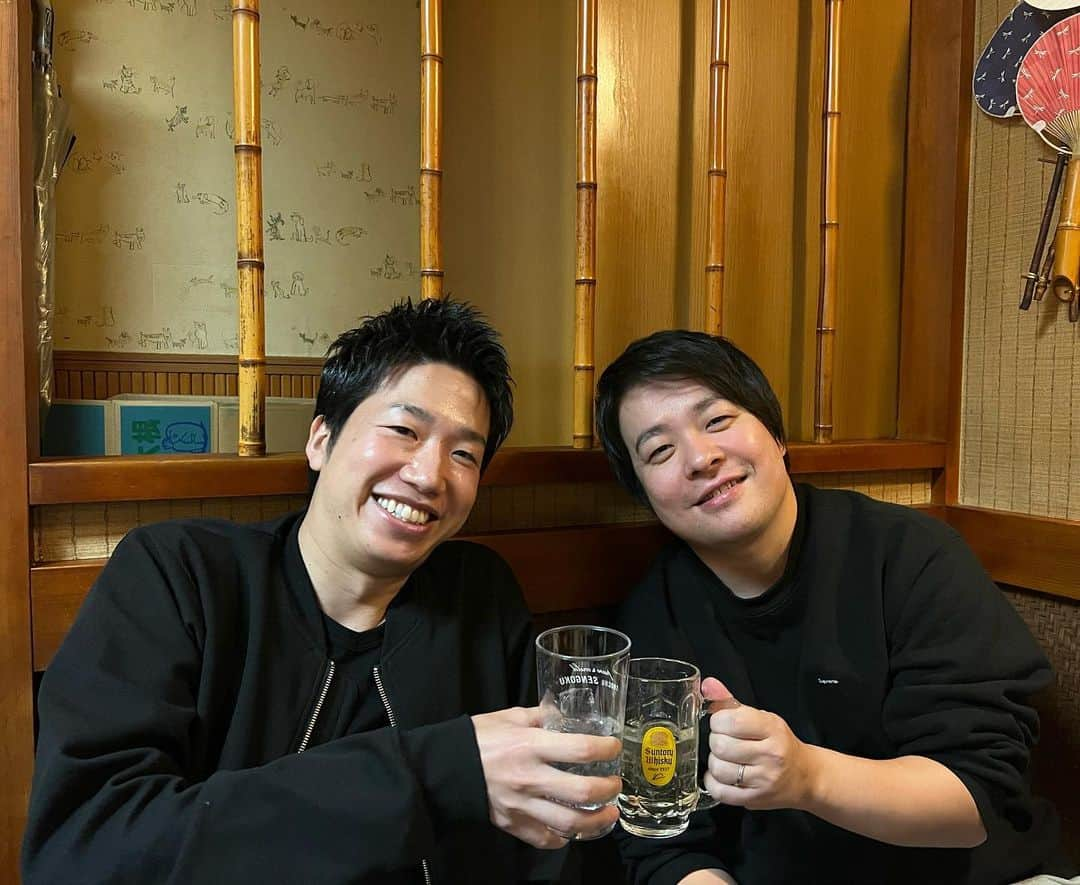 岸川聖也のインスタグラム：「約束してないのに奇跡的に遭遇して久々に飲めました😊🍺 二人とも父親になってて感慨深いです！ また当分飲めないなーと思ったら来週忘年会でまた飲みます！笑 #水谷隼」