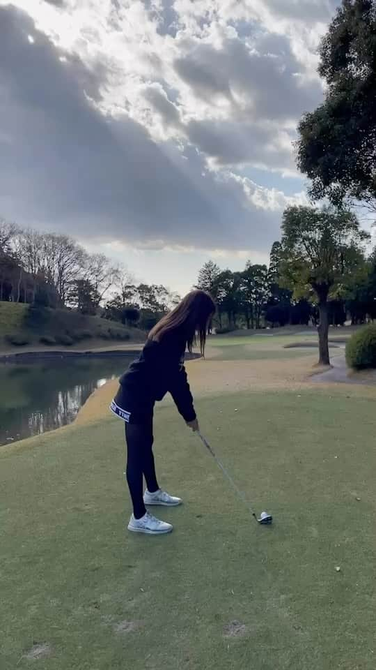 梶本成美のインスタグラム：「最近の私。 いつのまにか極寒すぎのゴルフ⛳️になってる🥺 冬はやらない‼︎と言いつつなんでか 週2くらい予定入っている🤣💦 ドMだな〜🤣笑  #ゴルフ　#ゴルフ女子　#ゴルフコーデ　#ゴルフ好きな人と繋がりたい」