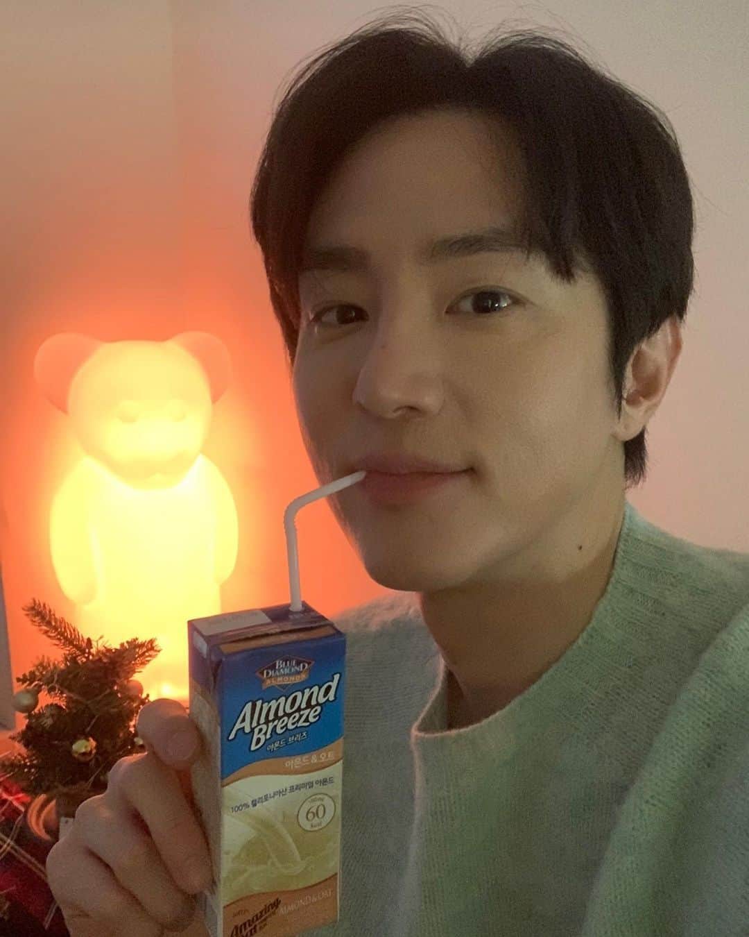 クォン・ユルのインスタグラム：「#아브오트케먹지 ? 이렇게..☕🎄 따뜻하고 건강한 연말보내세요!  @almondbreezekorea #나이트브리즈 #2023브리즈 #메리아몬드브리즈」