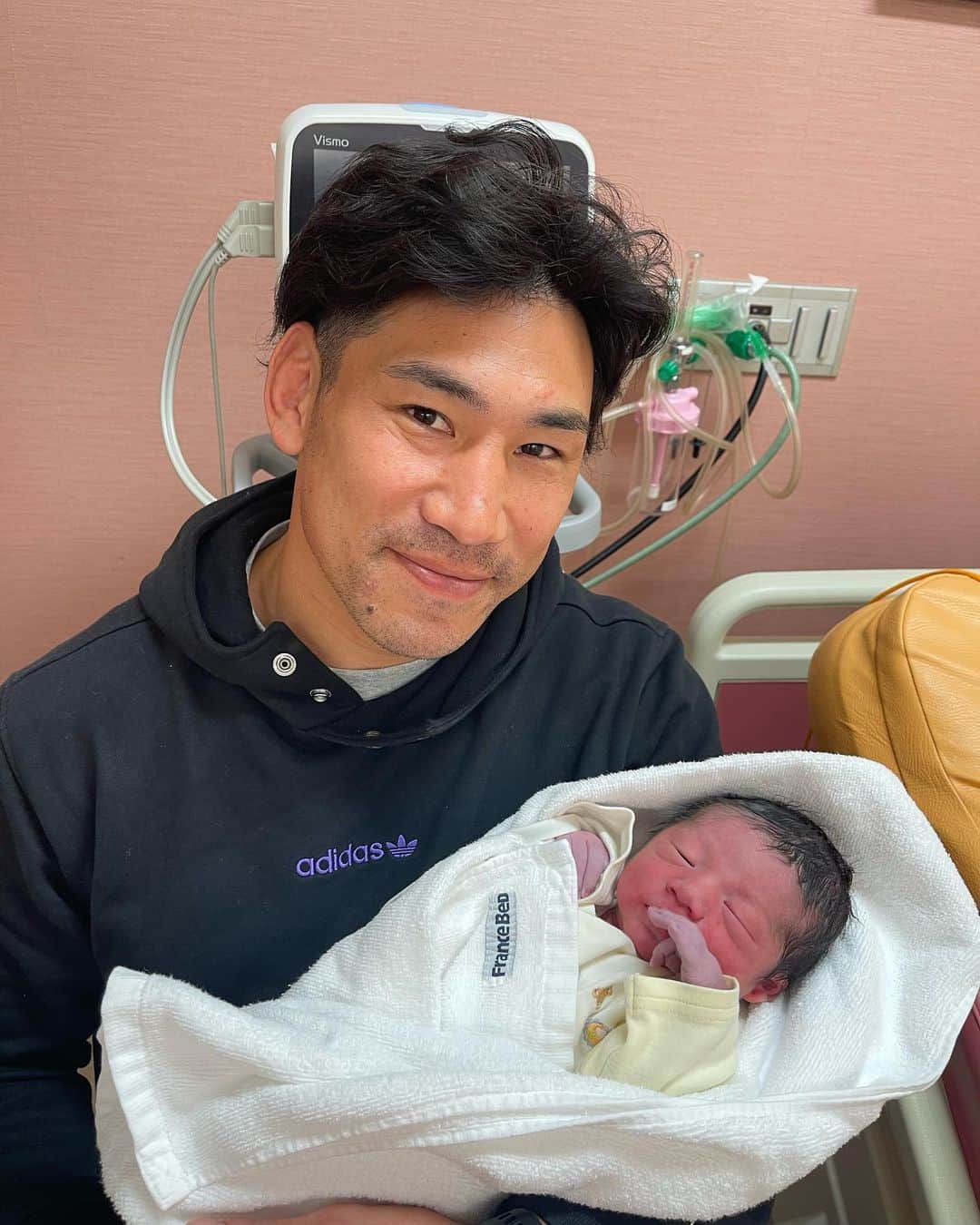 のインスタグラム：「中村ジュニア誕生祭！  妻よ本当にありがとう🙇‍♂️🙇‍♂️🙇‍♂️ また賑やかな家庭になります😁  今後とも中村家を宜しくお願いします。  #中村ジュニア #1219 #誕生日」