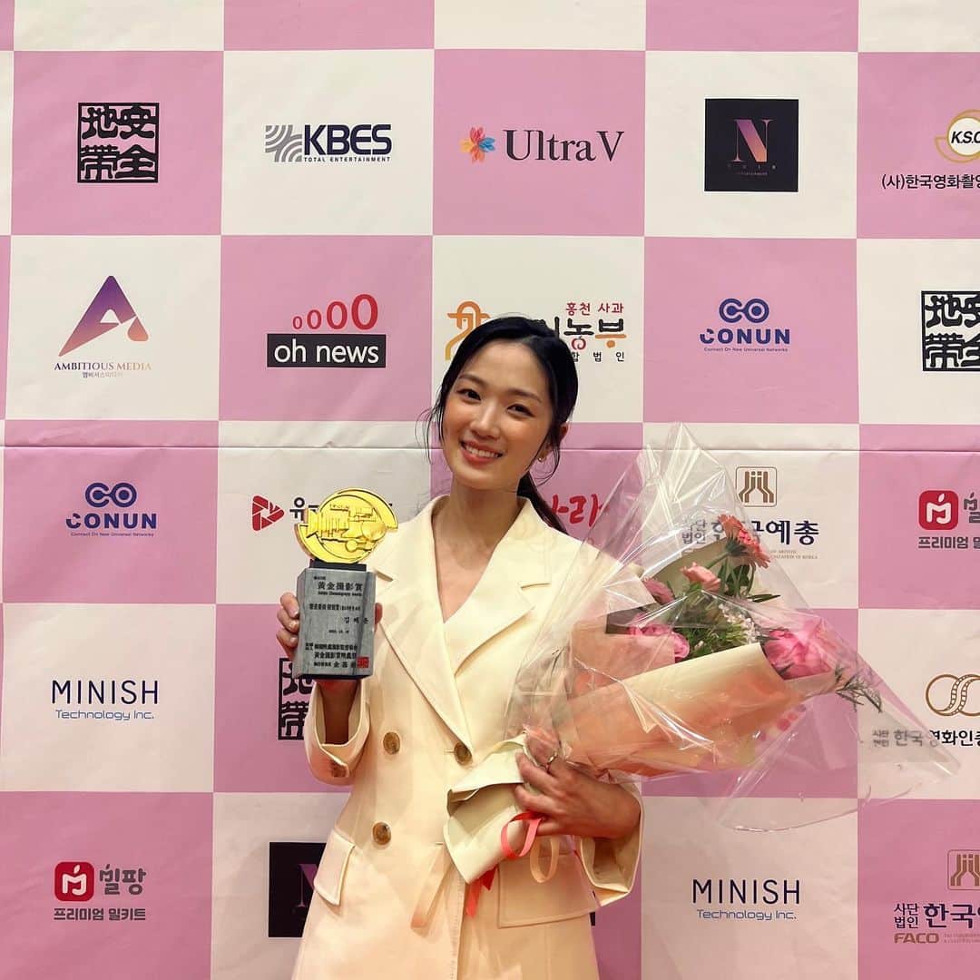 キム・ヘユンのインスタグラム：「과거의 혼란을 따뜻한 포옹으로 안아주신 기분이 들어서 매우 행복하고 영광이었습니다❤️ 혜영이를 만들어주신 모든 분들, 관객 분들 마지막으로 황금촬영상 심사위원 특별상을 주신 모든 분들 감사합니다🥰 더 열심히 더 잘하도록 하겠습니다 감사합니다!!!」