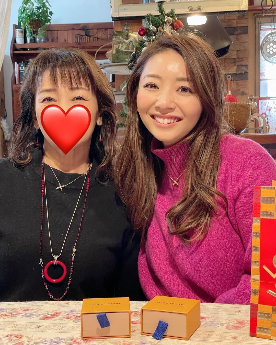 のインスタグラム：「本日レベル33になりました🫶✨❤️  33年前の今日、秋田は大雪🌨  そんな日に、おかんは世界一頑張って元気で健康体なわたしを産んでくれました👏  まじでありがとう!! そして本当によく頑張ってくれました!!!😂🫶 母は偉大です🙏✨  世界一頑張ったおかんにありがとうの意味を込めて。 そしてゾロ目の年なので、お揃いのネックレスをプレゼントしました🎁(ちゃっかり自分の分も✌️)  おかんはシルバーで私はゴールド✌️✨  親子おソロって良いね🥰👏  秋田で絶対食べたかったB級グルメを食べまくって、甥っ子姪っ子やあっちゃん(お婆ちゃんのこと)にも会えて最高な誕生日でした🎉✨  まだまだレベル33!!  もっともっとレベルアップできるように今年も楽しみます🥰👏  おかん、ありがとう!!!!! Love you !!!!!💋✨  #誕生日ランチは伊勢海老つけ麺 #竹本商店 てところ #グツグツ鉄鍋おいしすぎる毎回来てます #十文字ラーメン も美味しいよ #横手やきそば も美味しい #目玉焼きと福神漬けが乗った焼きそば #家でも良く作ります #麺ばっかり食べた😂 #チートデー #秋田最高 #秋田グルメ #秋田 #birthday  #宅トレ #マリネス #mariness」
