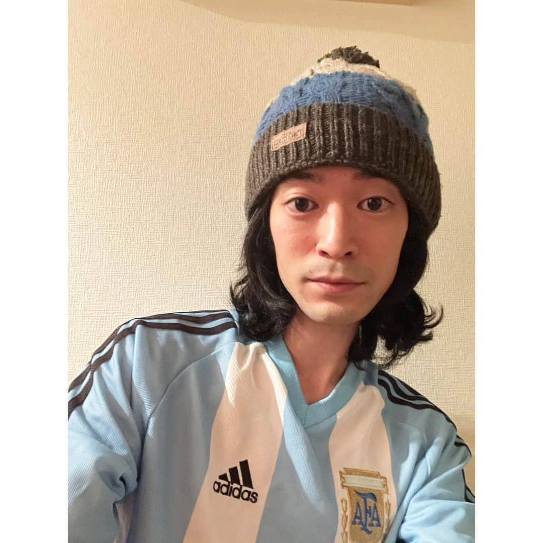 兒玉太智のインスタグラム：「㊗️ アルゼンチン🇦🇷 伝説の試合でした。 すべての出場国に感謝です。 眠れない夜2022、ありがとうございました！  我らが日本選手団のこれからが猛烈に楽しみですね。  M-1が終わり、ワールドカップが終わり 2022も暮れに向かっておりますが、、  12月24日(土) 大阪・枚方にて僕こだまたいちの今年ラストライブがあります！ ヨイテンではなく弾き語りでの出演です〜✌︎ 観覧無料です◎  ◆こだまたいちソロ弾き語りライブ◆ 12月24日(土) OPEN 13:30 / START 14:00 大阪・枚方T-SITE 4階 カフェスペース 観覧無料！ 年内ラスト🎄🎅 ────────────────  そしてそして！ 同じく僕こだまたいちの初主演映画 『ゆめのまにまに』 関西での上映が始まります🎉  舞台挨拶にもお伺いしますので、ぜひお会いできたらと思います！ 関西のみなさま待っててね〜！ よろしくお願いします🤝  ◆映画『ゆめのまにまに』関西舞台挨拶情報◆  ■12/23(金) 16:00の回上映後 #アップリンク京都   ■12/23(金) 18:30の回上映後 #シネリーブル梅田  ■12/24(土) 17:45の回上映前 #CinemaKOBE   #酔蕩天使 #ヨイテン #こだまたいち #ゆまのまにまに」