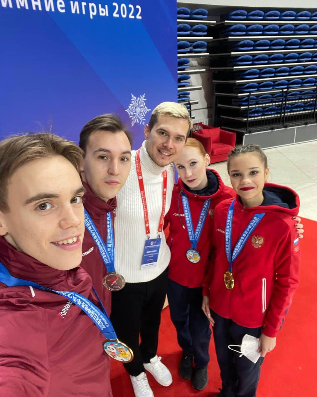 エゴール・ザクロエフのインスタグラム：「Везем золото 🥇 и серебро 🥈с 3 зимних Русско🇷🇺-Китайских 🇨🇳 игр. Спасибо всей нашей большой команде! Уже завтра мы отправляемся на чемпионат России в Красноярск😇」