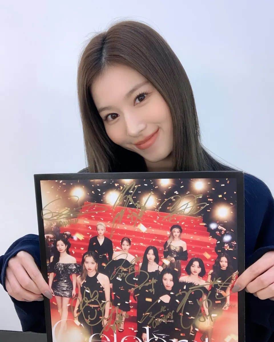 サナのインスタグラム：「2022.12.28 TWICE JAPAN 4th ALBUM『Celebrate』数量限定生産アナログ盤　発売記念  SANA  https://twicejapan.com/news/detail/1110  #TWICE #Celebrate #VINYL #SANA #TWICE_JAPANDEBUT5thAnniversary ーーーーーーーーーー Follow > @sana.twice.kr < . @m.by__sana @twicetagram #TWICE#트와이스#ONCE#Sana#사나 #Nayeon#나연#Jeongyeon#정연#Momo#모모#Jihyo#지효#Mina#미나#Dahyun#다현#Chaeyoung#채영#Tzuyu#쯔위」