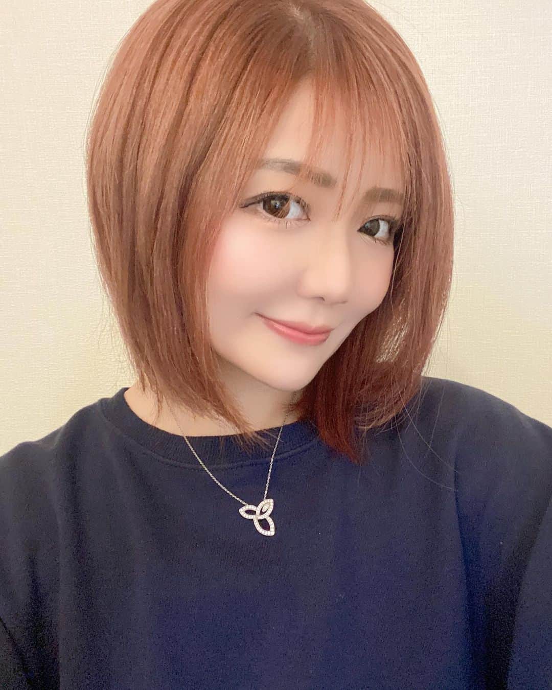 らんらんのインスタグラム：「3月にショートにした時の✄⇢ 久しぶりの投稿！！ ショートの思い出として投稿してくー  #らん#グラマラス#名古屋#錦 #キャバ嬢#キャバクラ#水商売 #高級シャンパン#自撮り#谷間 #フォロー#フォローミー#有賀#followme#instalike#instadaily #instagram#instapic#ARIGA」