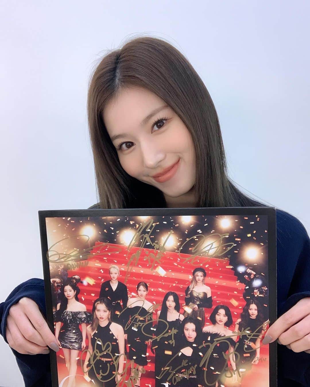 のインスタグラム：「2022.12.28 TWICE JAPAN 4th ALBUM『Celebrate』数量限定生産アナログ盤　発売記念   SANA   https://twicejapan.com/news/detail/1110   #TWICE #Celebrate #VINYL #SANA #TWICE_JAPANDEBUT5thAnniversary」
