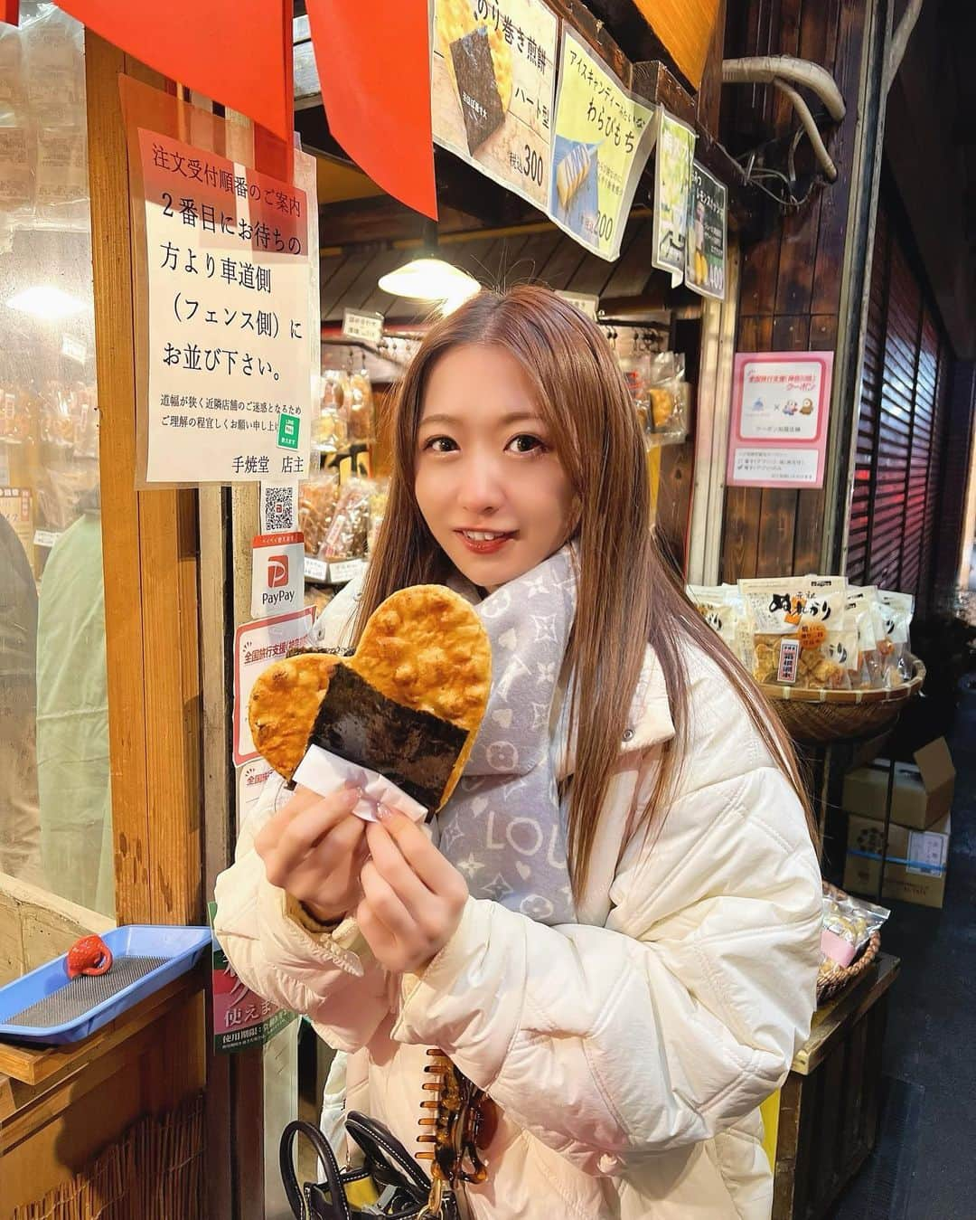 新矢皐月のインスタグラム：「インスタで見てたおせんべい屋さん すぐ見つけれてテンション上がった  真っ赤なお鼻きになる  #箱根 #箱根湯本 #箱根湯本食べ歩き #ハートせんべい #hakone #japantrip #onsen #kanagawa #여자 #다리 #허벅지 #japanesegirl」