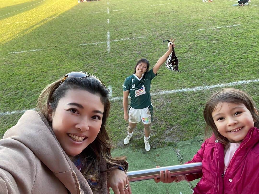 富田真紀子さんのインスタグラム写真 - (富田真紀子Instagram)「試合会場にきてくれたポーに来て出逢った方々。💖  マキコ、家族来てるの？ っていつもチームメイトに言われる。🥹❤️ （もはや家族ってことで良いですか）  鼻が真っ赤になるくらい寒い時も仲間を誘って足を運んでくれたり、母みたいにお世話してくれたり。  時には、自分に優しくするのって難しいよねって深い話を共有できたり。  こうして話せる仲間がポーにいるなんて、本当に本当に、人に恵まれている。本当に、一生感謝。  #ポー日記」12月19日 21時06分 - makikotommy