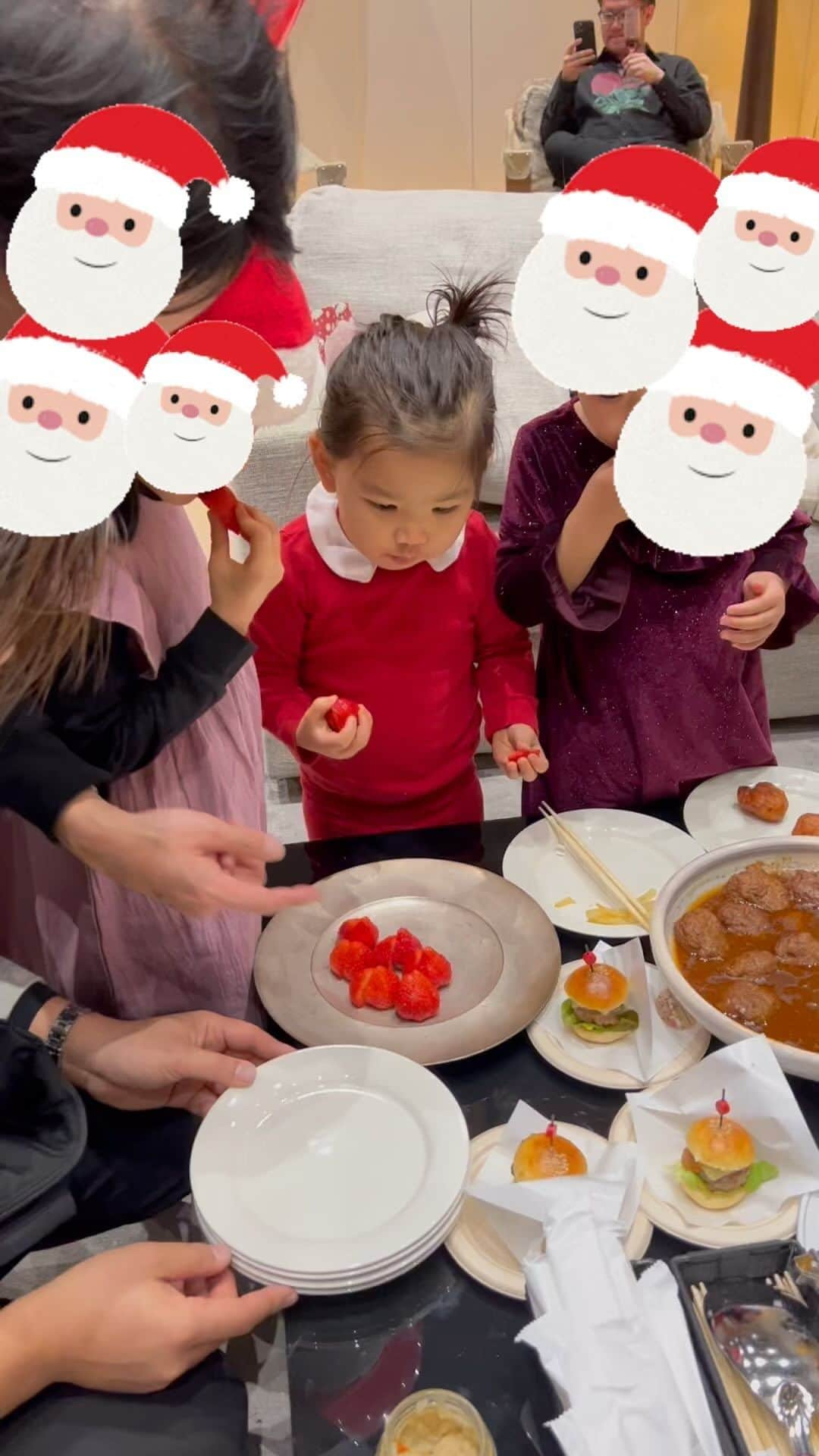 申真衣のインスタグラム：「いちご戦争🍓🎅🏼  top&pants @petitbateau_jp」