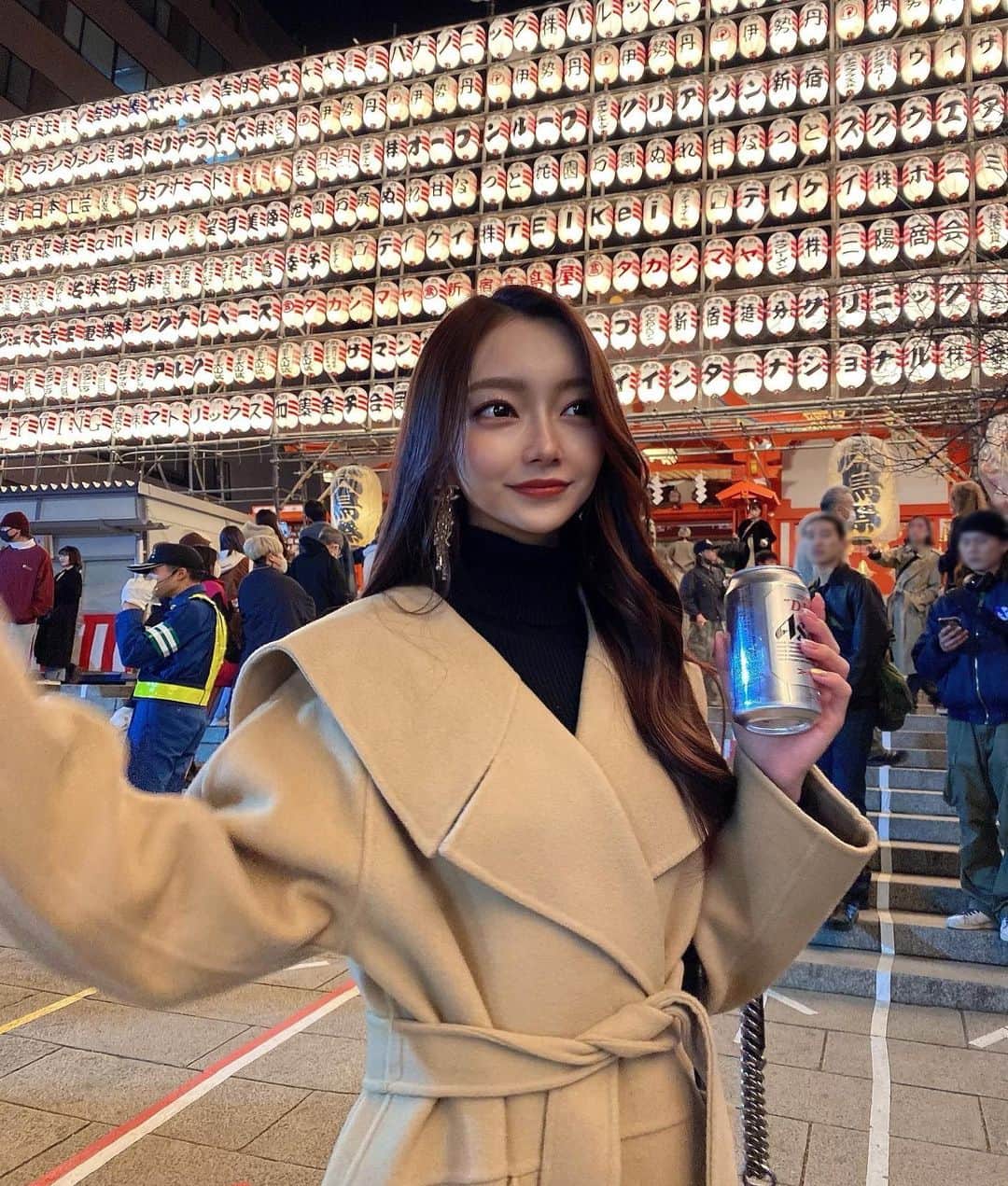 Saeのインスタグラム：「酉の市⛩🏮🍻 いか焼きおいしかったなあ #ブレがち  #ビールの登場率高め #酉の市 #花園神社」