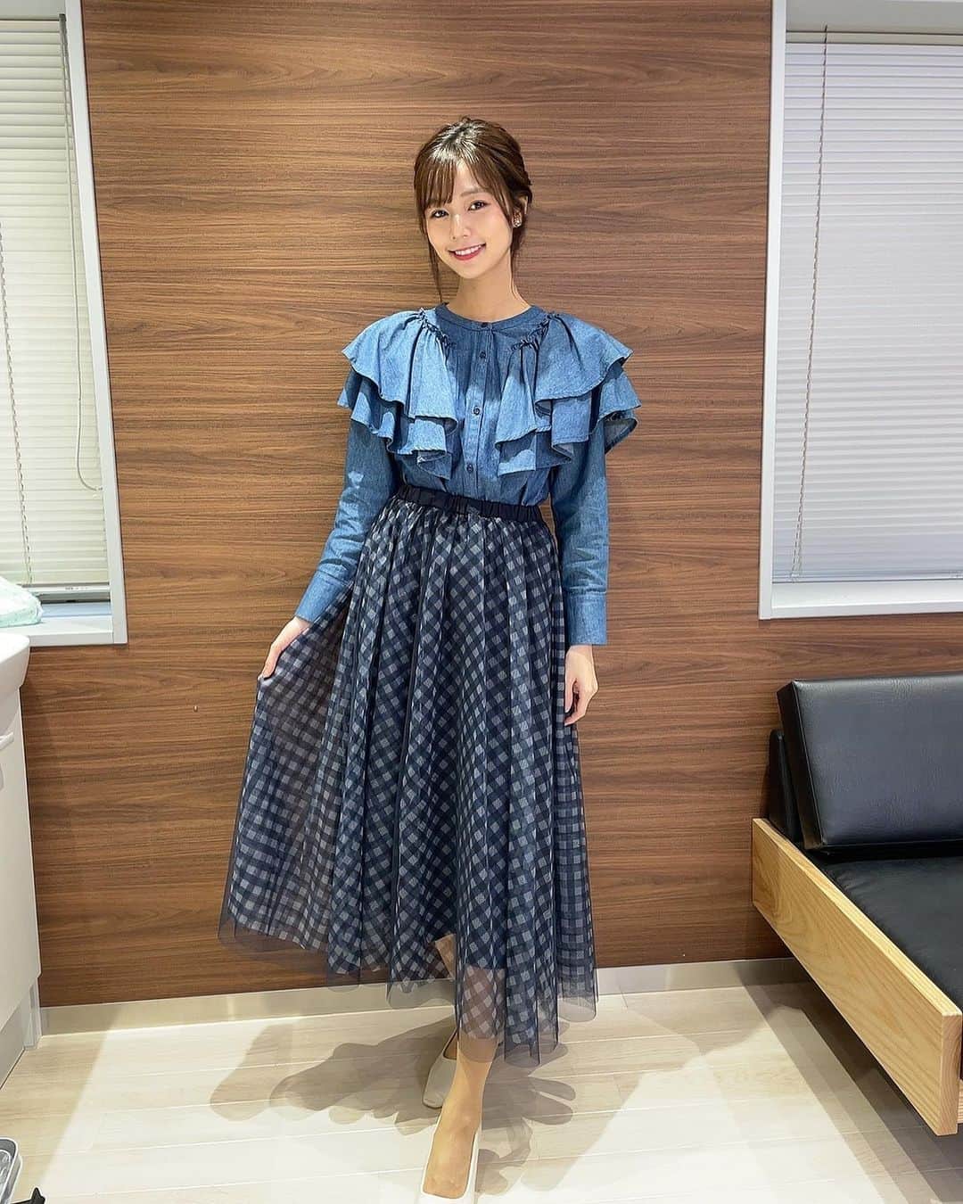 杉浦みずきのインスタグラム：「. 日本代表がドイツに勝利したニュース担当だったので、 ひそかにサムライブルーを意識した衣装だった日🤭💙 てめっちゃ前だね、、時差すみませぬ  トップス&スカート @nostalgia_jp  イヤリング @osewaya_official」