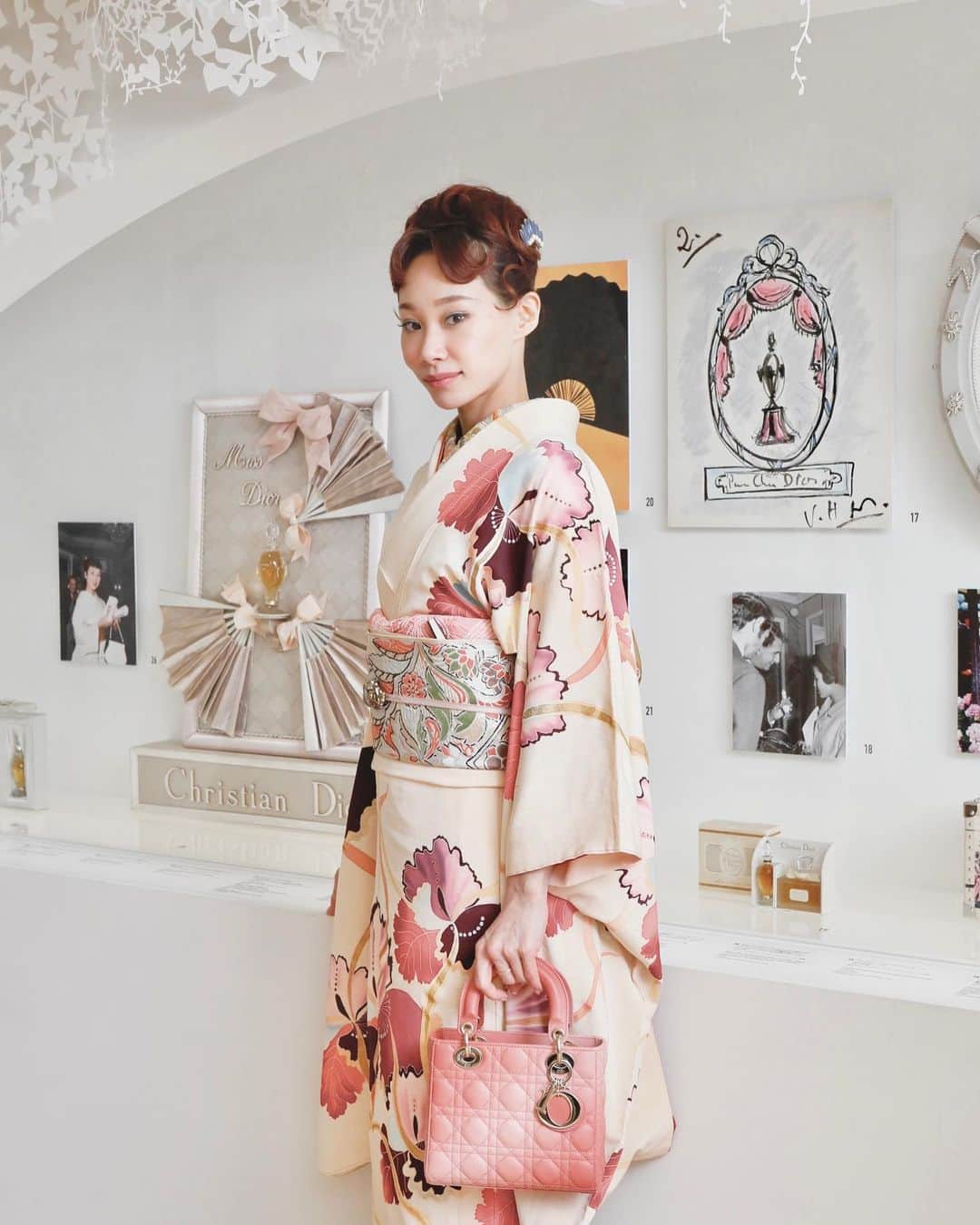 のインスタグラム：「「クリスチャン・ディオール、夢のクチュリエ」展が東京都現代美術館で開幕しました👏🏻👏🏻👏🏻👏🏻  数年前にパリで拝見したこちらの展示が日本に来る事を心待ちにしていました😌✨ 日本での開催にあたり、パリで見た時よりもジャポニズムや日本との結びつきのお話にクローズアップされている展示が多く、とっても興味深かったです。ファッションが好きな人は勿論、お着物好きな人も必見です！😳  今日はピンク色のレディーディオールのバッグに合わせて、西洋文化にお着物がインスパイアされていた時代のアールヌーボー調のデザインのアンティークのお着物をチョイスしました。描かれているカトレアは、春／秋／冬に着用できるモチーフです☺️ １枚目のお写真は、憧れの京マチ子さんがお着物でパリのブティックを訪れた際のお写真が飾ってありました☺️  @Dior #Dior #ディオール #DiorDesignerOfDreams」