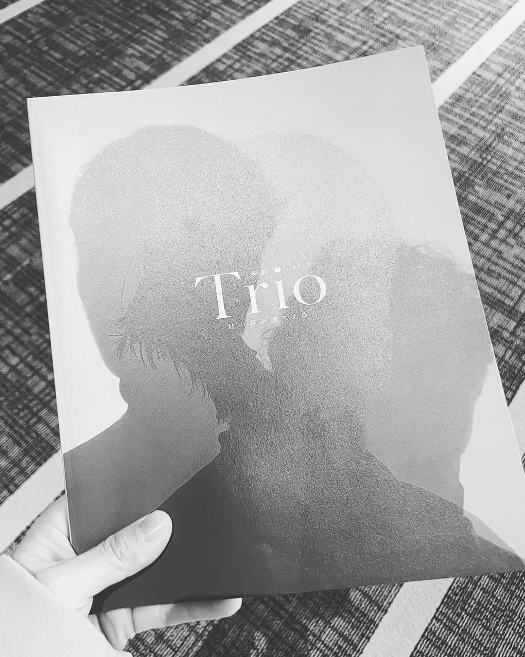 新倉瞳のインスタグラム：「作曲家の岩代太郎さんにお招き頂き 奏劇へ✨  三宅健さん、大鶴佐助さん、黒田アーサーさん、サヘル・ローズさん、藤木直人さんの演技、西谷牧人さんのチェロ、三浦一馬さんのバンドネオン、そして岩代さんが奏でるピアノ、全てが語っていた2時間。  グッとくる瞬間が沢山でした。  松本志のぶさん @shinobumatsumoto629 のお声も劇中登場して嬉しかった😻  次作も楽しみすぎ！」