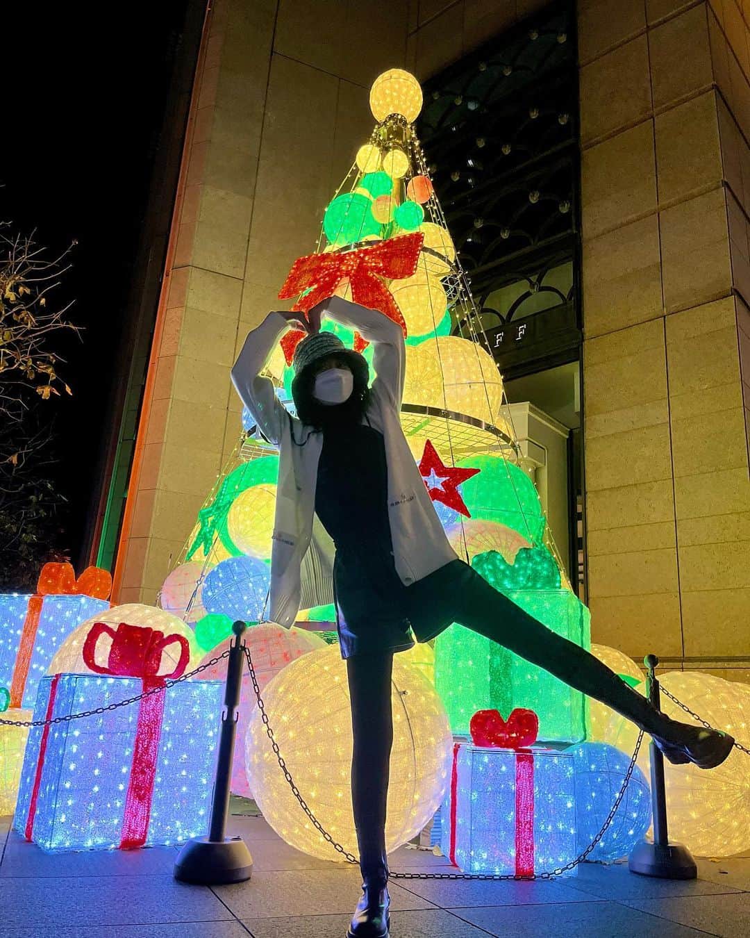 森川葵のインスタグラム：「もうすぐクリスマスだねー🎂🎄🎅🏻🍓 この時期はなんだかるんるんするよね🫶🏻🎁 #happyholidays #christmastree #🎅🏻#tokyo」
