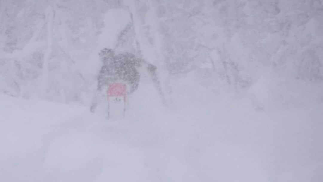 伊勢谷友介のインスタグラム：「今年もシーズンインです！ 最高の雪を頂戴致しました❄️ 今年も一杯滑りたいな。 皆様よろしくお願いします☃️  Let it Snow❄️ Let us Slide🏂 Let's shere Smile😍  Here I just started this snow season!  #capita  #capitasnowboards  #playdesign  #shredoptics #deeluxe  #unionbindings」