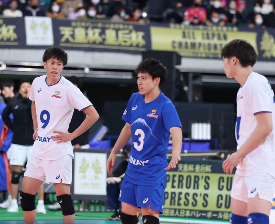 富田将馬さんのインスタグラム写真 - (富田将馬Instagram)「天皇杯準優勝🥈 ・ 昨日で年内の試合が終了しました。 1番最後まで試合ができたこと誇りに思います。 大会関係者の皆様、応援して下さったファンの方々には感謝しかありません。 ・ 決勝ではただただ何も出来ず、あの敗戦は悔しさしか出てきません。その中で多くの課題が見つかった年内最後の試合でした。年明けのリーグに向けて課題に取り組み、2023年いいスタートがきれるように準備します。 これからも応援よろしくお願いします🙇‍♂️ ・ ※写真お借りしました。 ・ #東レアローズ #BreakTheTarget #心はひとつ」12月19日 22時14分 - shoma_tomita