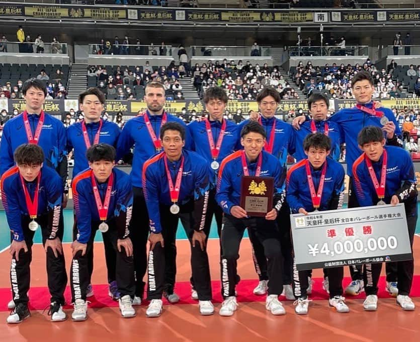 富田将馬のインスタグラム：「天皇杯準優勝🥈 ・ 昨日で年内の試合が終了しました。 1番最後まで試合ができたこと誇りに思います。 大会関係者の皆様、応援して下さったファンの方々には感謝しかありません。 ・ 決勝ではただただ何も出来ず、あの敗戦は悔しさしか出てきません。その中で多くの課題が見つかった年内最後の試合でした。年明けのリーグに向けて課題に取り組み、2023年いいスタートがきれるように準備します。 これからも応援よろしくお願いします🙇‍♂️ ・ ※写真お借りしました。 ・ #東レアローズ #BreakTheTarget #心はひとつ」