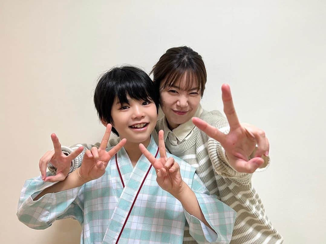 野村麻純さんのインスタグラム写真 - (野村麻純Instagram)「⁡ ⁡ 圭吾🥰真美子 ⁡ ⁡ #PICU  全11話 6話〜最終話までありがとうございました。 「どうか、生きて。」 と祈り続ける日々。 物語を通しても、現場で積み重ねていくお芝居でも 様々な感情が込み上げてくる作品でした。 ⁡ ⁡ #月9 #小児集中治療室 #柊木陽太 さん 🥰🫶 #野村麻純 ⁡ ⁡ いつも、ずーっと圭吾と喋って遊んでいたから 撮影を終えて、いま、お母さんは寂しいです。 陽太くん〜 私のこと26歳くらいだと思っててくれて 本当にありがとうね。  この先もずっとそう思っていてくれて良いからね〜 ⁡」12月19日 22時13分 - masumi_nomura.official