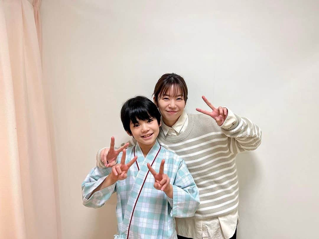 野村麻純さんのインスタグラム写真 - (野村麻純Instagram)「⁡ ⁡ 圭吾🥰真美子 ⁡ ⁡ #PICU  全11話 6話〜最終話までありがとうございました。 「どうか、生きて。」 と祈り続ける日々。 物語を通しても、現場で積み重ねていくお芝居でも 様々な感情が込み上げてくる作品でした。 ⁡ ⁡ #月9 #小児集中治療室 #柊木陽太 さん 🥰🫶 #野村麻純 ⁡ ⁡ いつも、ずーっと圭吾と喋って遊んでいたから 撮影を終えて、いま、お母さんは寂しいです。 陽太くん〜 私のこと26歳くらいだと思っててくれて 本当にありがとうね。  この先もずっとそう思っていてくれて良いからね〜 ⁡」12月19日 22時13分 - masumi_nomura.official