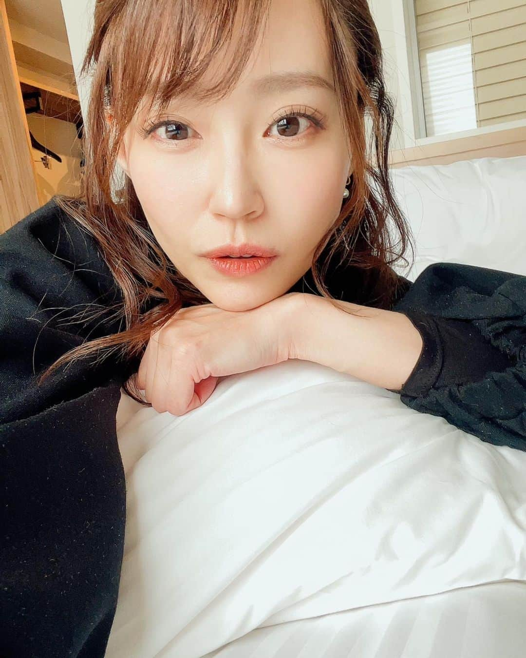 中川祐子のインスタグラム：「お疲れさまー✨ . こないだストーリーにあげた写真 好評頂いたので、 こちらにもアップします❤️ . この日は早朝からあるCMの撮影で📷 また午後の撮影まで空き時間が数時間あり、 ホテルで待機してました🛏 . メイクさんにめちゃ素敵にヘアメイクしてもらったから このままをキープしたい！！ . …が、 ベッドでウダウダしてたら やっぱり寝てもうた😪💤 . 午後はヘアメイク全やり直し〜😂笑 でも夜遅くまで頑張れたから 結果OK👌✨ . . 寒さが厳しくなってきましたね❄️ 皆さんお身体には気をつけて 今週も頑張りましょー‼️ . . #撮影 #cm撮影 #ロケ #ヘアメイク #さすがの仕上がり #合間の時間 #ホテル待機中  #キープしたいけど #ベッドに入ったら #寝てしまうわ #ウトウトしてる #寝ぼけ顔」