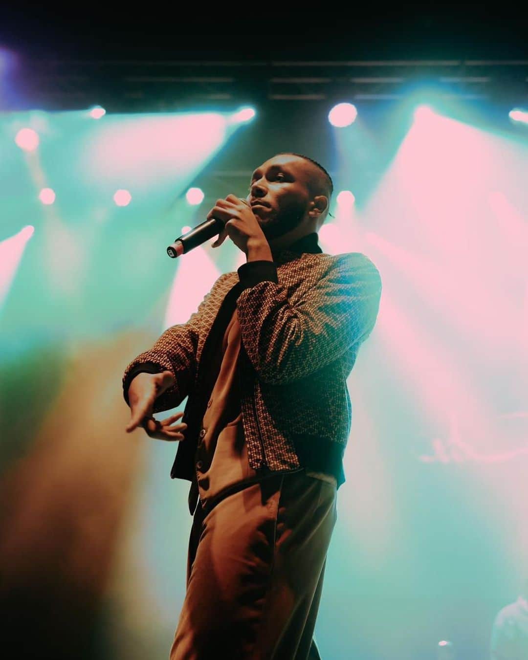 オズワルドボーテングのインスタグラム：「@wegzofficial continues to make history closing the #qatar2022 in style. Only a few short months ago, he broke boundaries in London being the first Arabic speaking artist in history to sellout a stadium tour and he honoured that moment by wearing a custom @ozwald_boateng Mabrouk 🙏🏿」