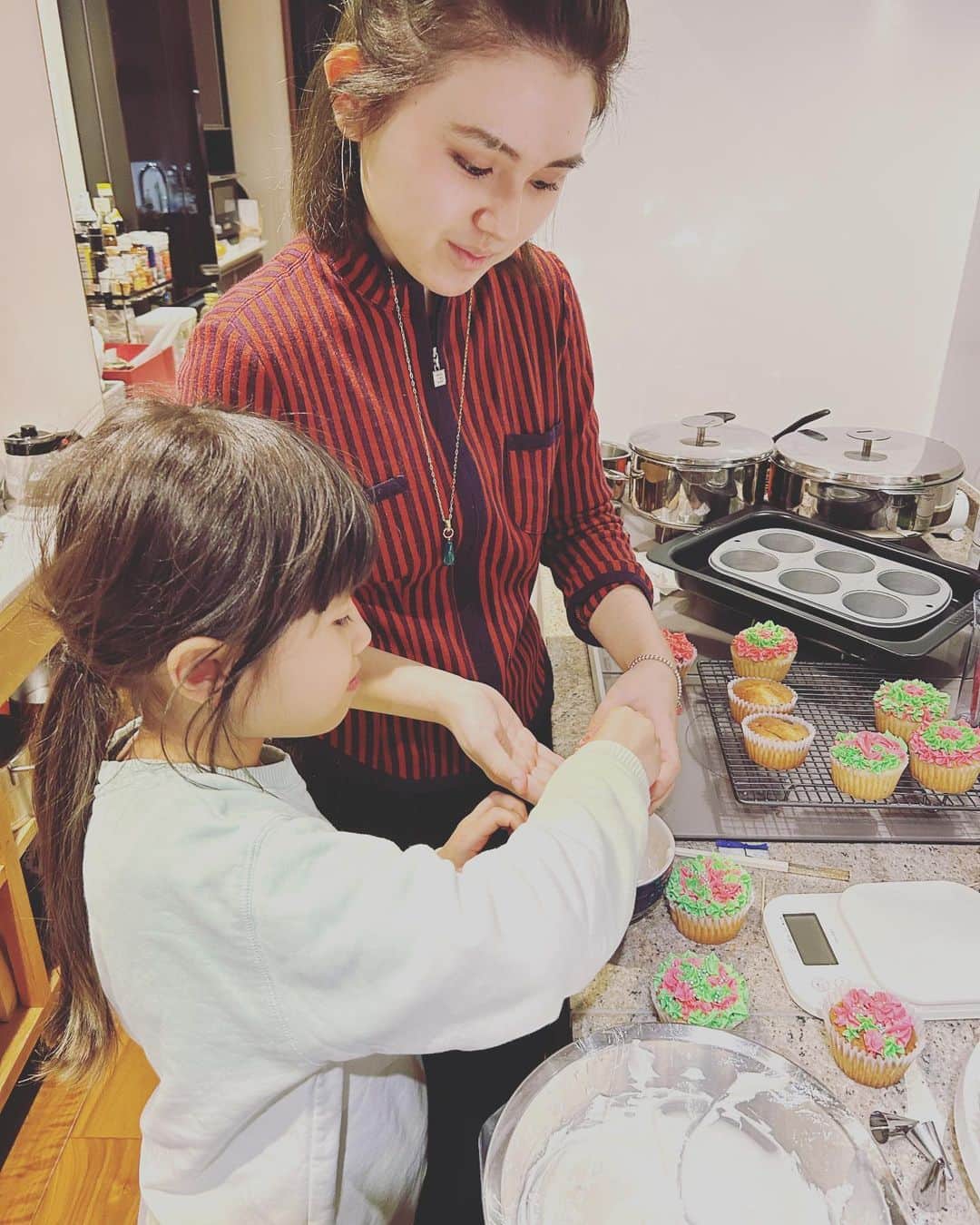 依布サラサのインスタグラム：「娘たちのカップケーキ作り🧁」