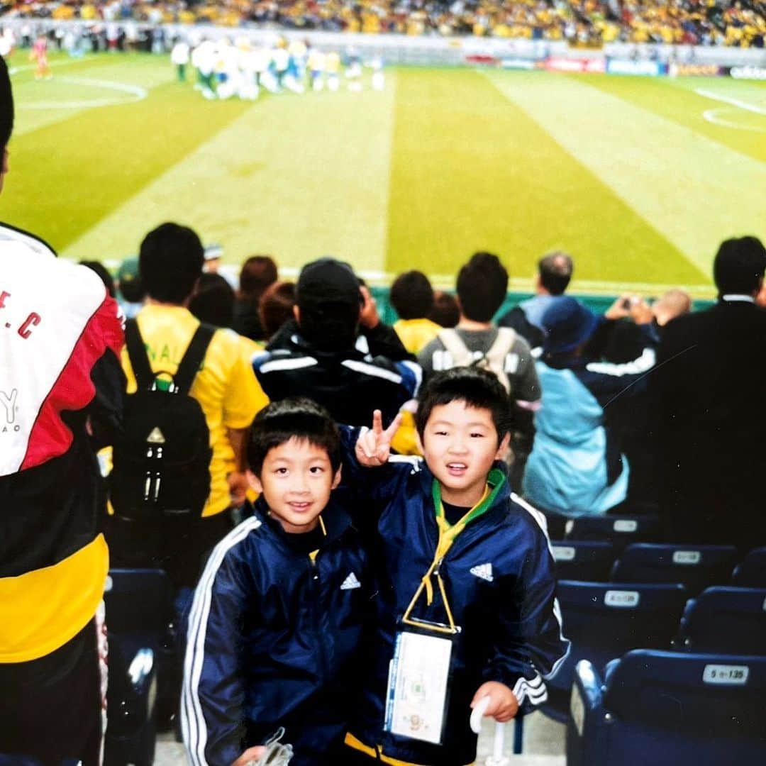 堀池亮介のインスタグラム：「20年前⚽️  あの時の熱気、感動、興奮は今も覚えています。  あれから20年。 大人になった今もワールドカップに心動かされました。  そんな素晴らしい大会にいつか携わりたいです🏆  #FIFAWorldCup #Qatar2022」
