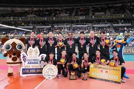 柳田将洋のインスタグラム：「【2022.12.18🏆】  国内リーグに帰ってきてまだ唯一獲っていないタイトルをここで獲ることができて、色々な思いを巡らせています。 Vリーグがまた来年1週目から控えている中ではありますが、この結果からまた見えた課題の修正と、今シーズン自分がやると決めた仕事の中で遂行できているところを讃えつつ、更にスピードを増してチームに貢献していけるように進んでいきます。  過密なスケジュールでしたが、会場に足を運んでくださったファン、観客の皆さん、運営してくださったスタッフの方々、スポンサーの皆様方、ありがとうございました。 そして引き続き、V leagueをよろしくお願いします。  #天皇杯皇后杯 #東京体育館 #一先ず塗り替えられた #ここでの苦い記憶達 #capcom」