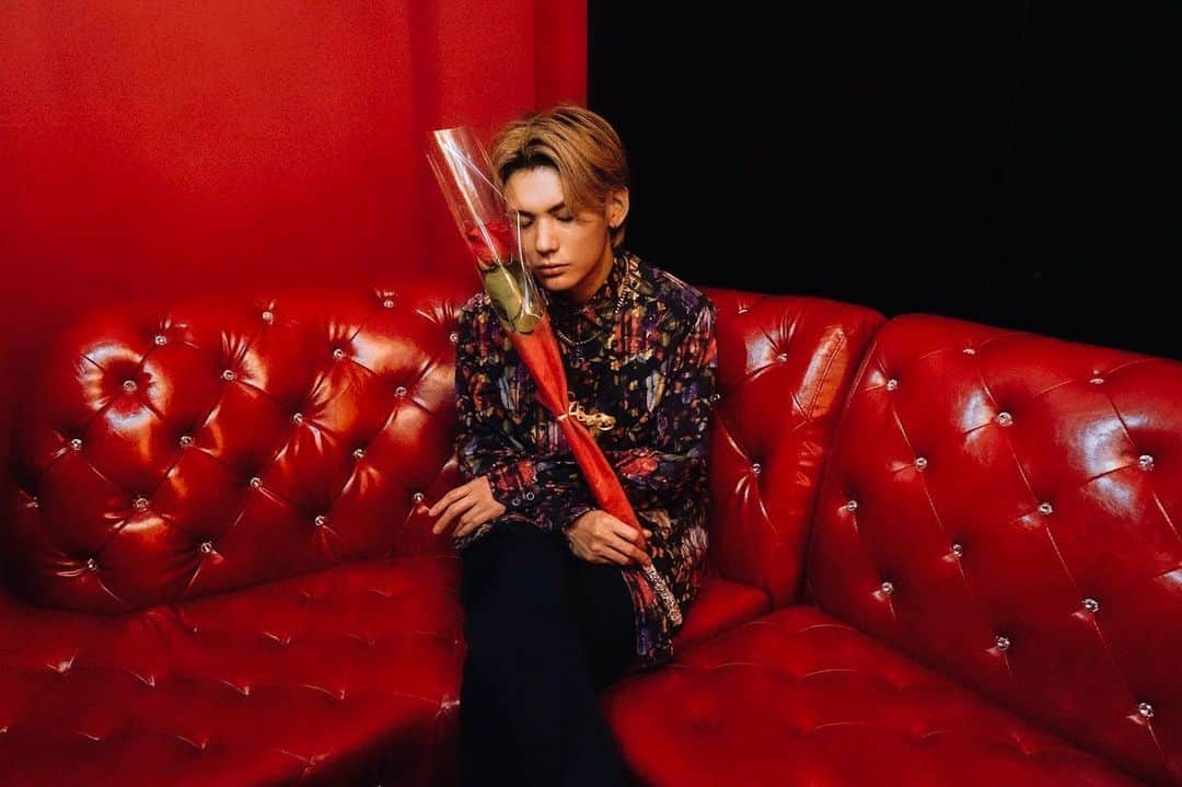 のインスタグラム：「Congratulations to @club_canan on the grand opening!!🎉🍾  Love Fukuoka!!❤️‍🔥  #初めてメンズから薔薇もらったので記念に🤣🌹  Pic by @g.m.1982」