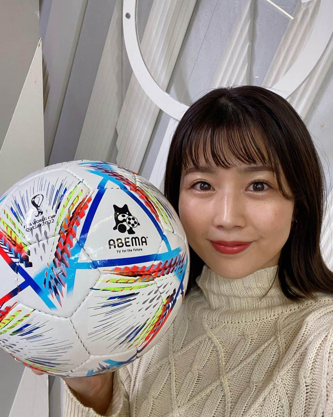 田中萌さんのインスタグラム写真 - (田中萌Instagram)「* 昨日はM-1そしてFIFAワールドカップ決勝🏆 と、楽しい夜でした✨  バクモン学園の頃に一緒にやっていた芸人さんたちが いま活躍しているのは心から嬉しいです😭❤️  そしてサッカーは眠気も飛んでいく試合展開😳⚽️  こんなにいろんな試合見たの初めてかも笑 ABEMA全試合見せてくれて ありがとうございますという気持ち🙏  スポーツの仕事がしたい！と テレ朝の面接で言いまくって入社したので (周りの人たちには嘘でしょ？と言われる) 少しでも今回のW杯に携われて幸せでした☺️  4年後が楽しみ……⚽️✨  今日は#アベプラ でした ありがとうございました！  #切りすぎた前髪」12月19日 23時40分 - moetanaka_ex