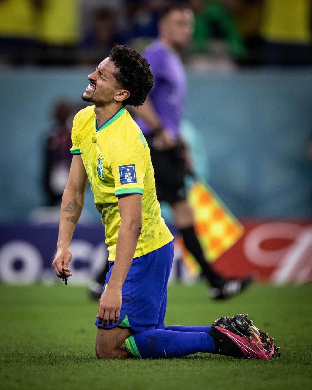 マルコス・アオアス・コレアさんのインスタグラム写真 - (マルコス・アオアス・コレアInstagram)「A copa do mundo 2022 chega ao fim, alguns dias se passaram de um dos dias mais tristes da minha vida, ainda sem entender e sem palavras para descrever o sentimento de tristeza, vergonha, e as dúvidas daquele momento… Após um tempo evitando redes sociais e tudo que envolve e me faz lembrar, hoje decidi vir postar essas fotos…  Família, amigos e o tempo me ajudaram a me reerguer daquele momento difícil, aquela cicatriz ficará pra sempre comigo em minha história e levarei comigo essa responsabilidade. A partir desse momento, tenho comigo o compromisso e objetivo de me reerguer o mais rápido possível e orgulhar a todos aqueles que me apoiaram e sofreram junto comigo, com novas alegrias e emoções!  Ao grupo e a comissão da seleção, queria assim como os meus companheiros dizer o quanto tenho orgulho de ter feito parte de tudo aquilo que vivemos, infelizmente o resultado não foi o sonhado e almejado para coroar todo o nosso trabalho e dedicação! A todos os amigos reais e virtuais que mandaram mensagem, pensaram em mim e mandaram energias positivas nesses dias, agradeço do fundo do coração, foram tantas mensagens lindas que vocês não tem nem noção do quanto vocês me ajudaram! Se papai do céu me entregou esse fardo, é porque sou capaz de suportar e seguir em frente! 🙏🏽  E a hora de seguir em frente chegou, a vida segue com novos objetivos e metas pra ir em busca, vamo que vamo e hoje me sinto renovado para isso!  EU TE AMO BRASIL 💚🇧🇷💛」12月19日 23時50分 - marquinhosm5