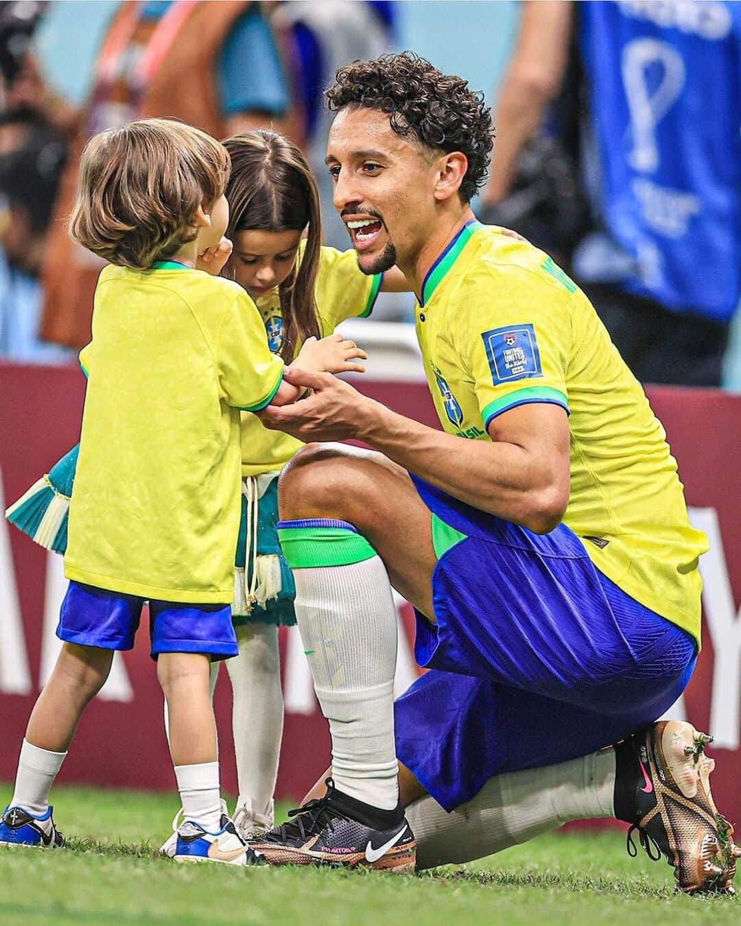 マルコス・アオアス・コレアさんのインスタグラム写真 - (マルコス・アオアス・コレアInstagram)「A copa do mundo 2022 chega ao fim, alguns dias se passaram de um dos dias mais tristes da minha vida, ainda sem entender e sem palavras para descrever o sentimento de tristeza, vergonha, e as dúvidas daquele momento… Após um tempo evitando redes sociais e tudo que envolve e me faz lembrar, hoje decidi vir postar essas fotos…  Família, amigos e o tempo me ajudaram a me reerguer daquele momento difícil, aquela cicatriz ficará pra sempre comigo em minha história e levarei comigo essa responsabilidade. A partir desse momento, tenho comigo o compromisso e objetivo de me reerguer o mais rápido possível e orgulhar a todos aqueles que me apoiaram e sofreram junto comigo, com novas alegrias e emoções!  Ao grupo e a comissão da seleção, queria assim como os meus companheiros dizer o quanto tenho orgulho de ter feito parte de tudo aquilo que vivemos, infelizmente o resultado não foi o sonhado e almejado para coroar todo o nosso trabalho e dedicação! A todos os amigos reais e virtuais que mandaram mensagem, pensaram em mim e mandaram energias positivas nesses dias, agradeço do fundo do coração, foram tantas mensagens lindas que vocês não tem nem noção do quanto vocês me ajudaram! Se papai do céu me entregou esse fardo, é porque sou capaz de suportar e seguir em frente! 🙏🏽  E a hora de seguir em frente chegou, a vida segue com novos objetivos e metas pra ir em busca, vamo que vamo e hoje me sinto renovado para isso!  EU TE AMO BRASIL 💚🇧🇷💛」12月19日 23時50分 - marquinhosm5