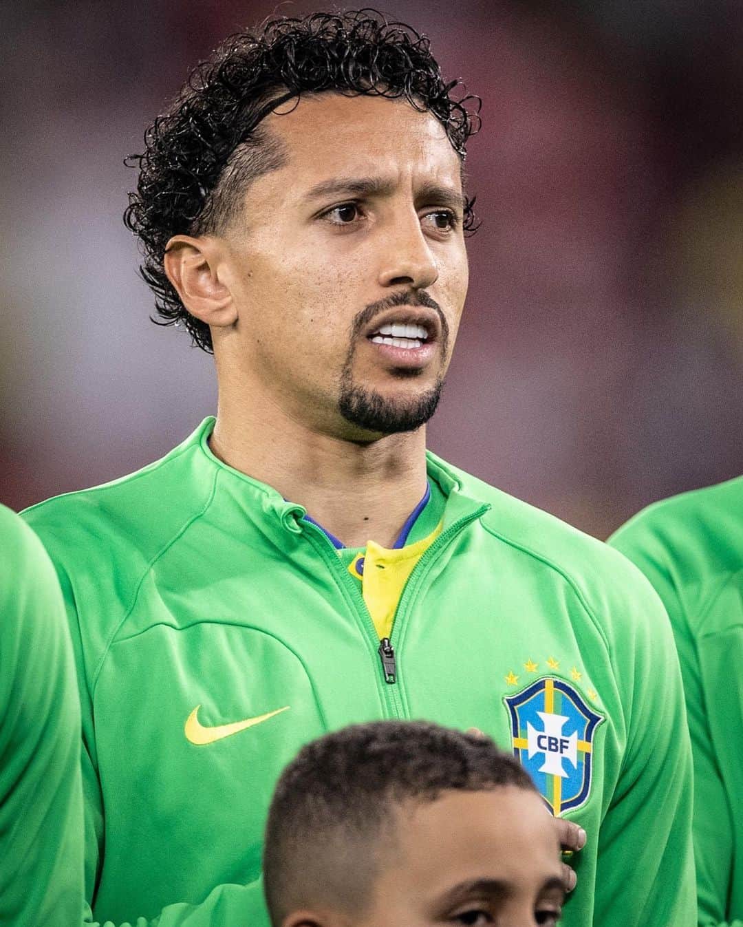 マルコス・アオアス・コレアさんのインスタグラム写真 - (マルコス・アオアス・コレアInstagram)「A copa do mundo 2022 chega ao fim, alguns dias se passaram de um dos dias mais tristes da minha vida, ainda sem entender e sem palavras para descrever o sentimento de tristeza, vergonha, e as dúvidas daquele momento… Após um tempo evitando redes sociais e tudo que envolve e me faz lembrar, hoje decidi vir postar essas fotos…  Família, amigos e o tempo me ajudaram a me reerguer daquele momento difícil, aquela cicatriz ficará pra sempre comigo em minha história e levarei comigo essa responsabilidade. A partir desse momento, tenho comigo o compromisso e objetivo de me reerguer o mais rápido possível e orgulhar a todos aqueles que me apoiaram e sofreram junto comigo, com novas alegrias e emoções!  Ao grupo e a comissão da seleção, queria assim como os meus companheiros dizer o quanto tenho orgulho de ter feito parte de tudo aquilo que vivemos, infelizmente o resultado não foi o sonhado e almejado para coroar todo o nosso trabalho e dedicação! A todos os amigos reais e virtuais que mandaram mensagem, pensaram em mim e mandaram energias positivas nesses dias, agradeço do fundo do coração, foram tantas mensagens lindas que vocês não tem nem noção do quanto vocês me ajudaram! Se papai do céu me entregou esse fardo, é porque sou capaz de suportar e seguir em frente! 🙏🏽  E a hora de seguir em frente chegou, a vida segue com novos objetivos e metas pra ir em busca, vamo que vamo e hoje me sinto renovado para isso!  EU TE AMO BRASIL 💚🇧🇷💛」12月19日 23時50分 - marquinhosm5