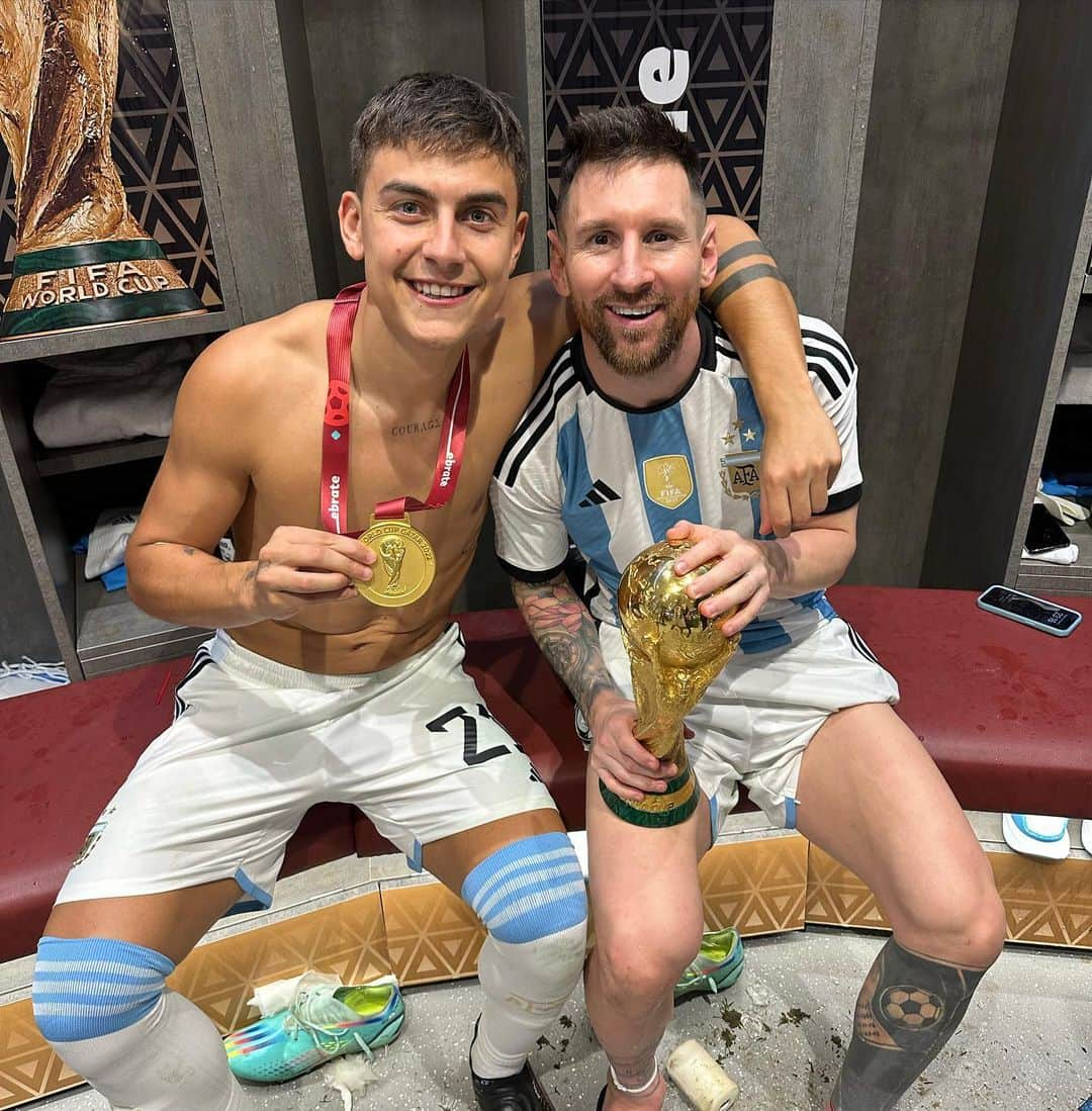 パウロ・ディバラのインスタグラム：「Campeones del mundo junto al mejor del mundo 🏆🇦🇷」