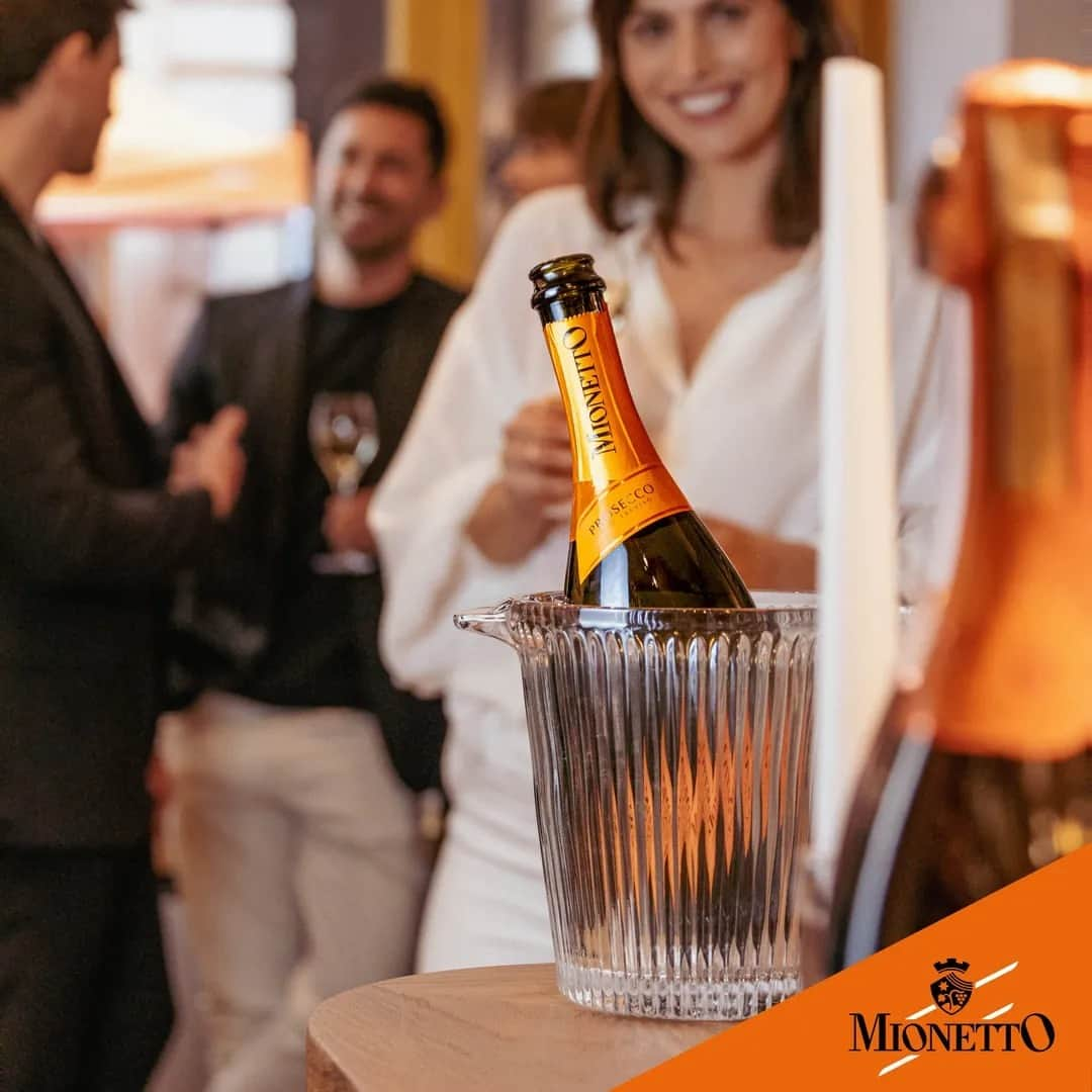 Mionetto Prosecco Deutschlandのインスタグラム：「So lieben wir es: Man kommt zusammen und genießt die Zeit mit Freunden und der Familie 🧡⁣ Und gerade in der Adventszeit ist es umso schöner, wenn man zusammen mit einem Glas Mionetto Prosecco anstoßen kann!⁣ ⁣ #mionetto #prosecco #proseccotime #mionettoprosecco #livingladolcevita #italianwayoflife #italianlifestyle #cincin #aperitivotime #sparklingwinelovers #orangechoice #orangesoul #advent」